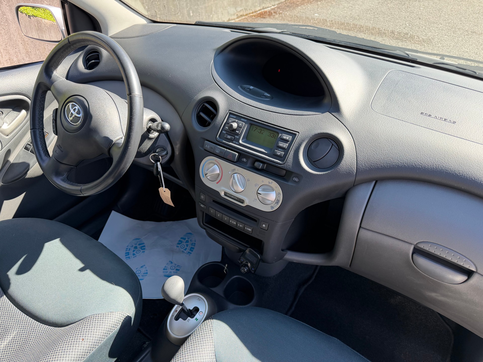 TOYOTA Yaris 1.0 Automatique-image-4