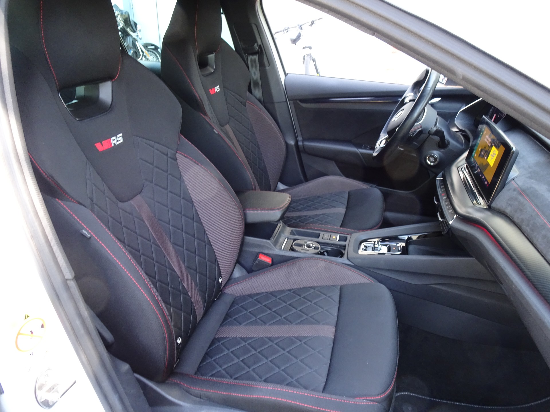 SKODA Octavia Combi 2.0 TDI DSG RS 4x4-image-8