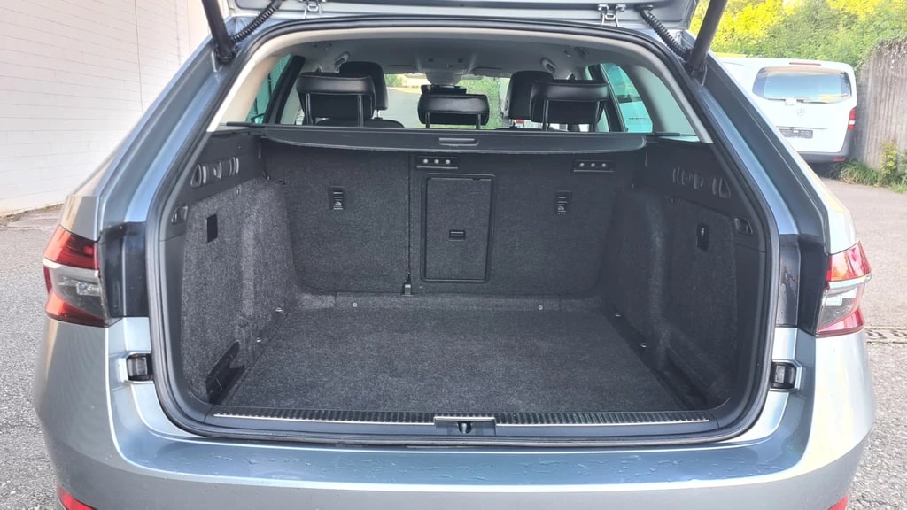 SKODA Superb Combi 2.0 TDi L&K 4x4 DSG ** Voll-Leder ** Gr-Navi ** RF-Kamera ** Abstandsregelsysteme ** Sitzmemory ** MFK 21.01.2026-image-9