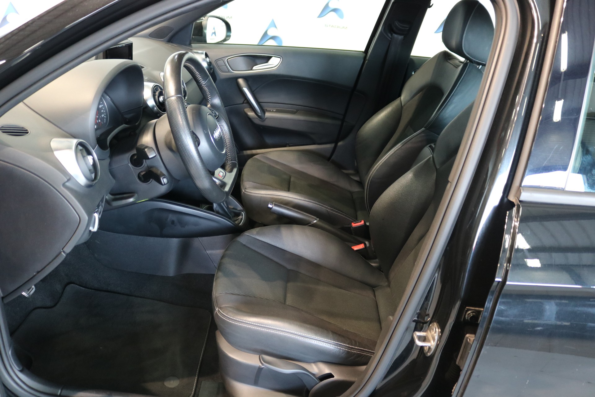 AUDI A1 Sportback TFSI S-line-showroom-element-3