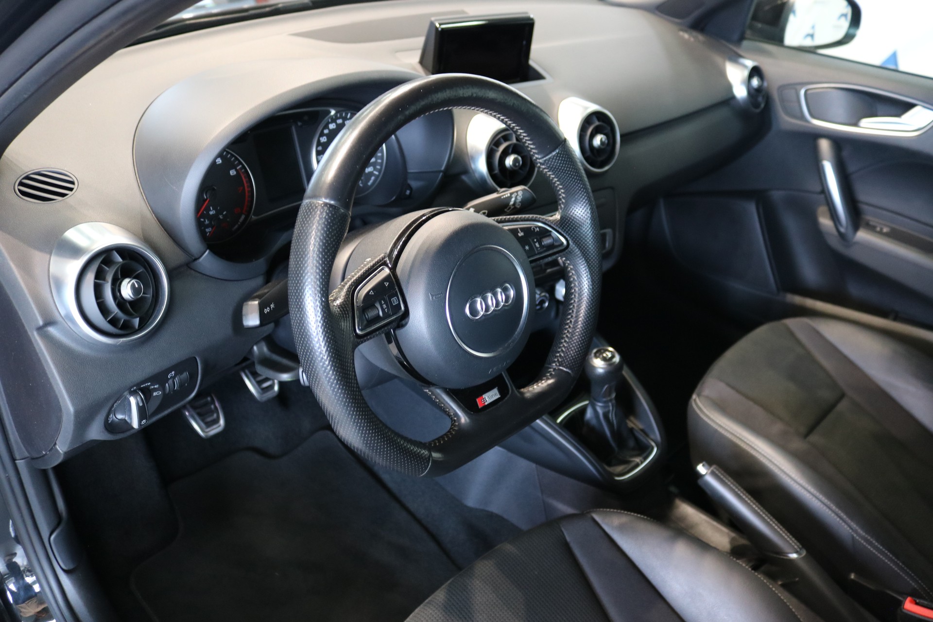 AUDI A1 Sportback TFSI S-line-showroom-element-2