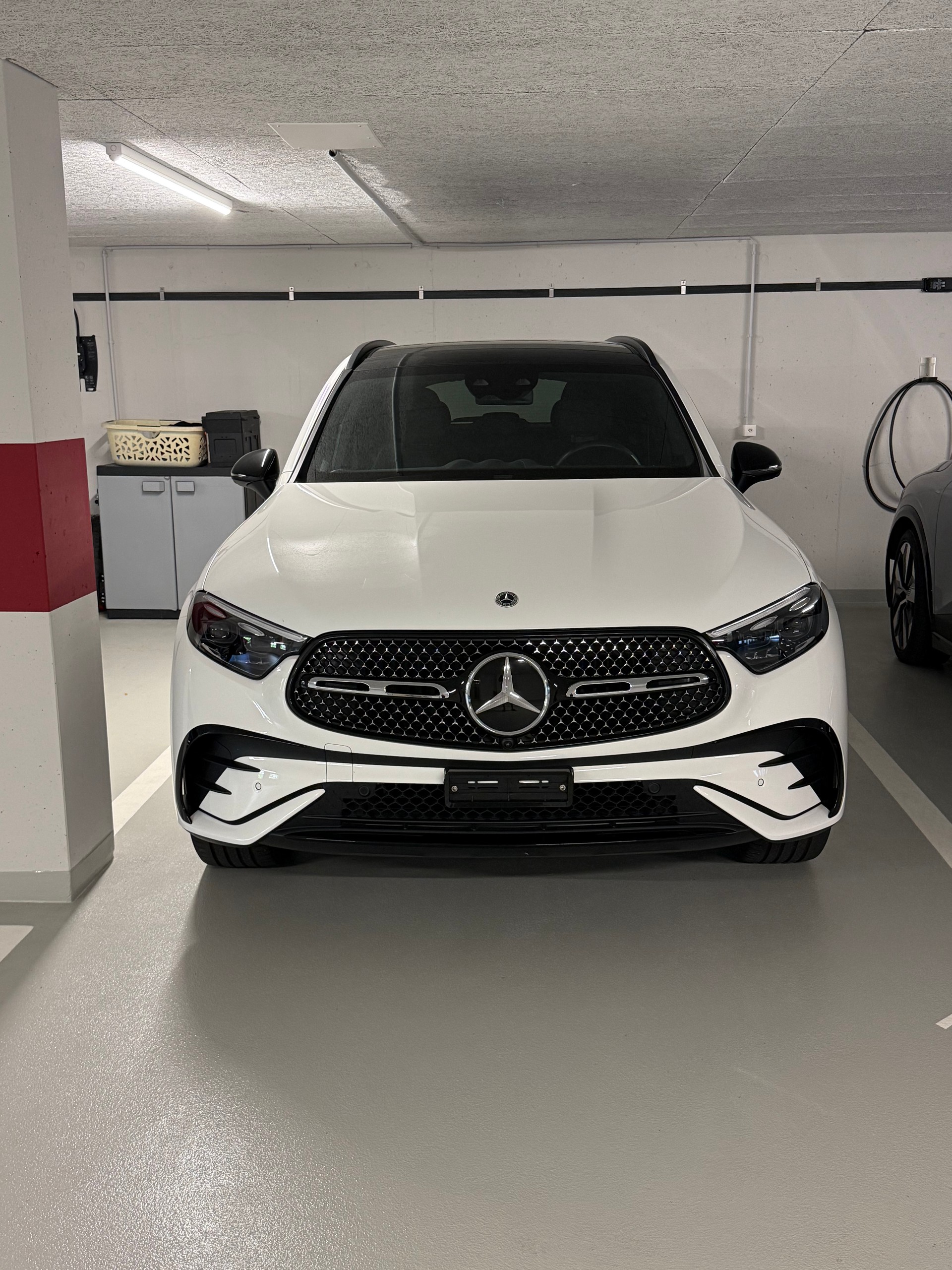 MERCEDES-BENZ GLC 300 e AMG Line 4matic-image-2