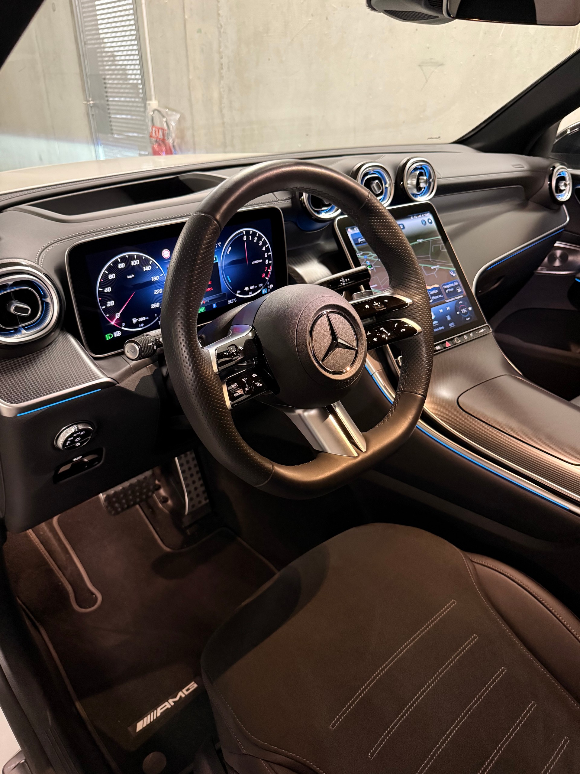 MERCEDES-BENZ GLC 300 e AMG Line 4matic-image-4