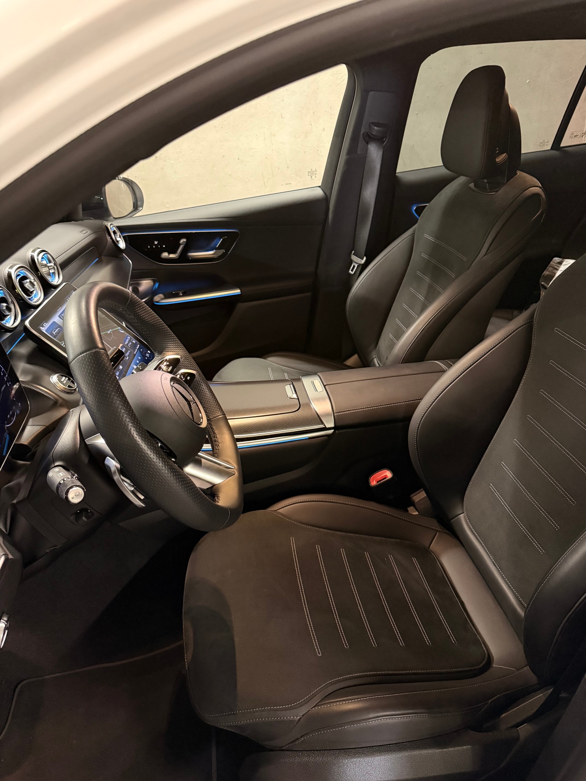 MERCEDES-BENZ GLC 300 e AMG Line 4matic-image-5