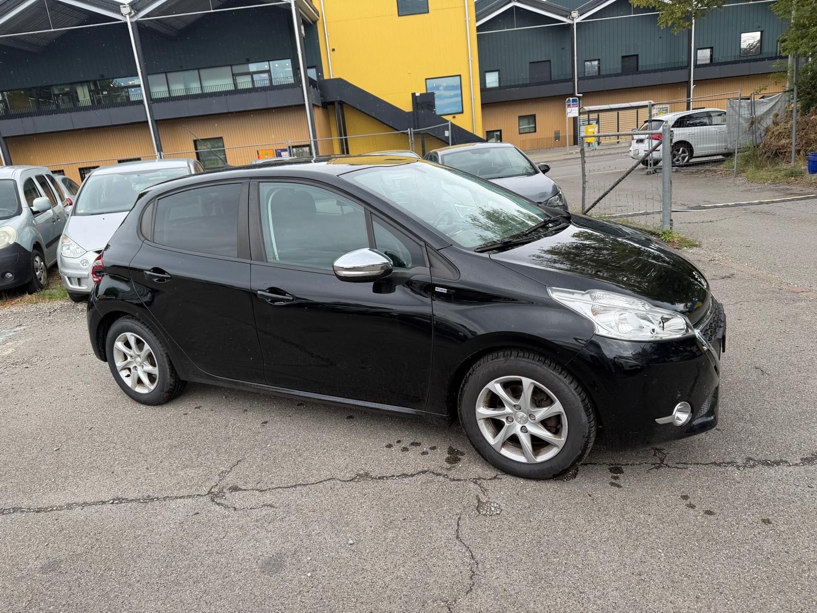 PEUGEOT 208 1.2 VTI Style-image-12