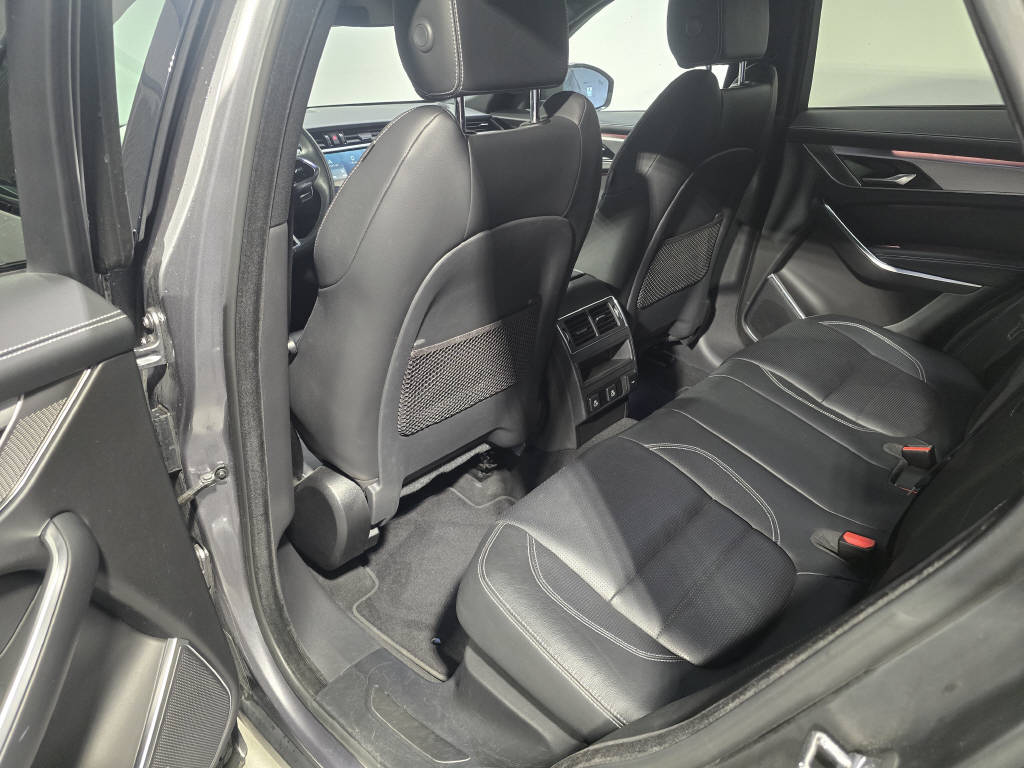 JAGUAR F-Pace 2.0 I4 250 R-Dynamic SE AWD-image-12