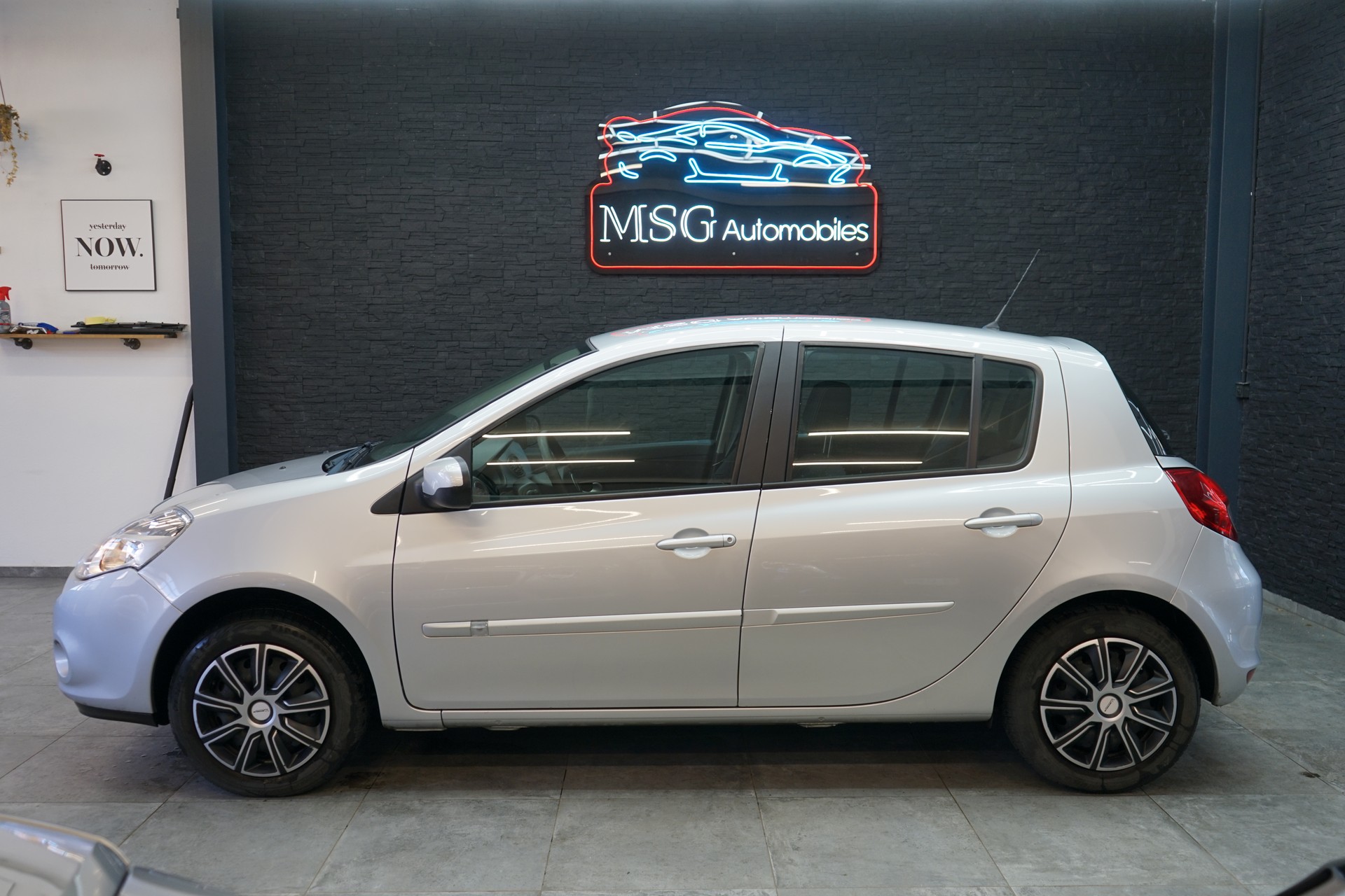 RENAULT Clio 1.2 16V Collection-showroom-element-1