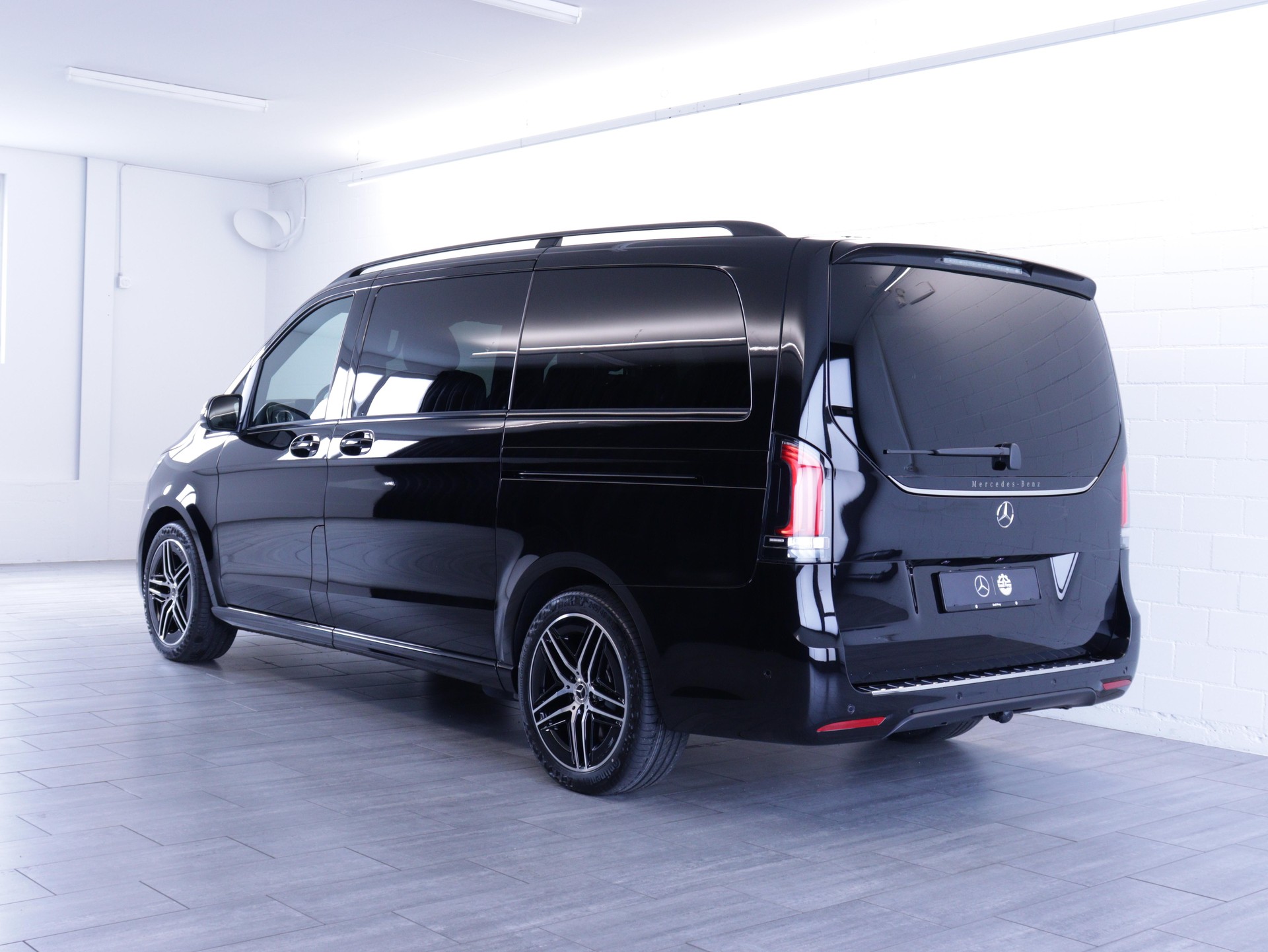 MERCEDES-BENZ V 300 d Swiss Ed. lang 4matic Van-showroom-element-3