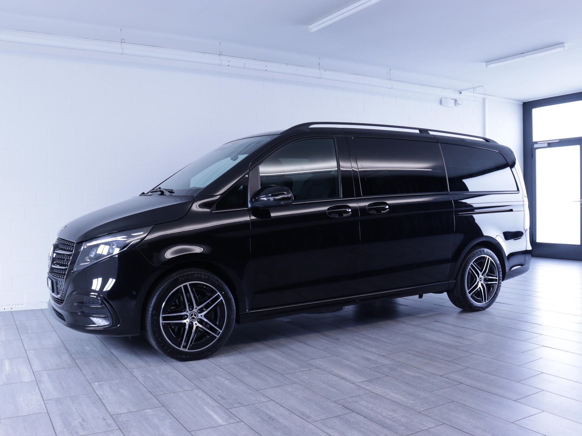 MERCEDES-BENZ V 300 d Swiss Ed. lang 4matic Van-showroom-element-1