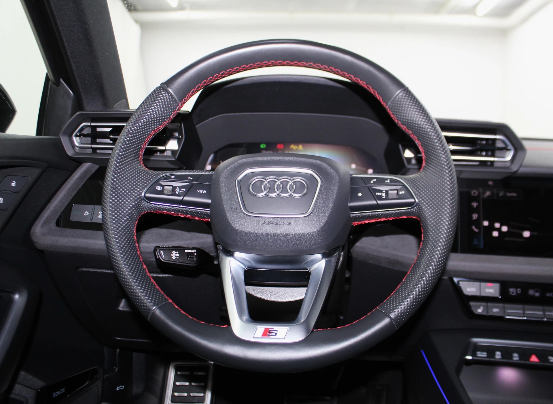 AUDI S3 Sportback TFSI quattro S-tronic 333PS Optikpaket schwarz / CH-Fahrzeug-image-13