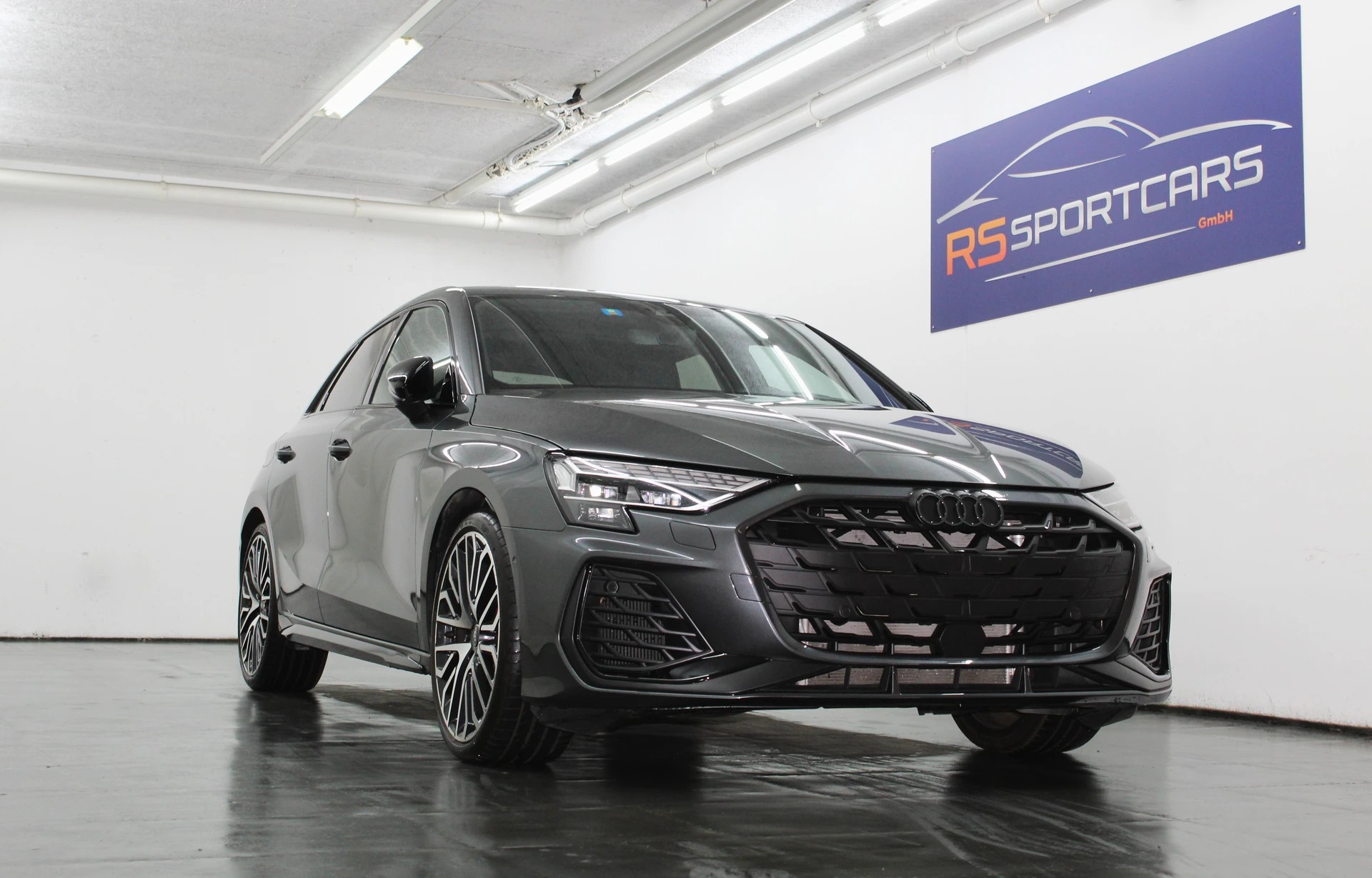 AUDI S3 Sportback TFSI quattro S-tronic 333PS Optikpaket schwarz / CH-Fahrzeug-showroom-element-1