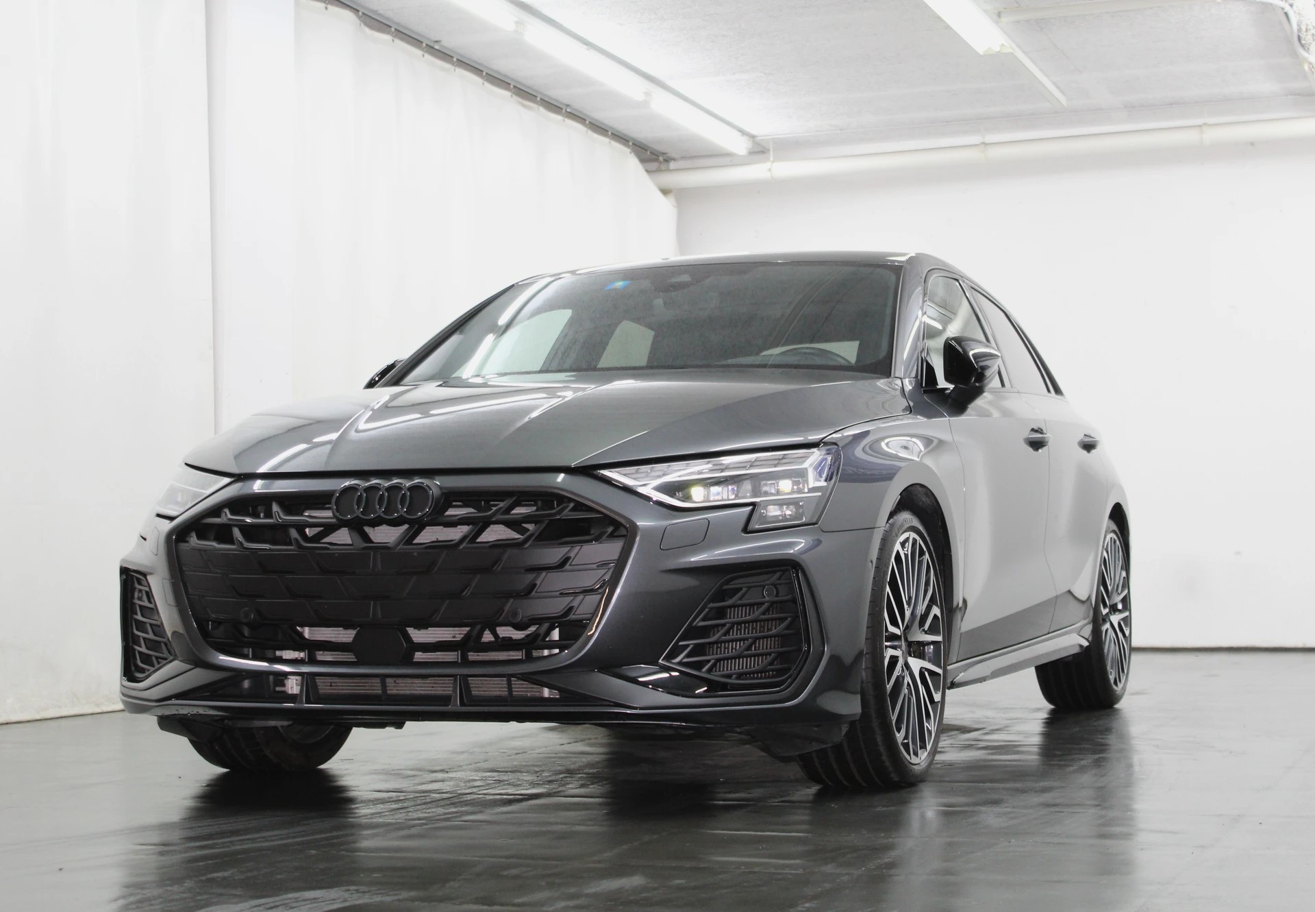AUDI S3 Sportback TFSI quattro S-tronic 333PS Optikpaket schwarz / CH-Fahrzeug-showroom-element-3