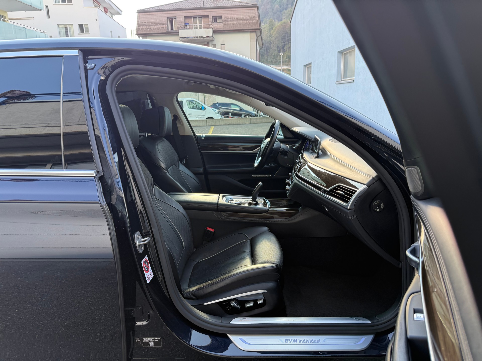 BMW 750i xDrive Individual-image-13