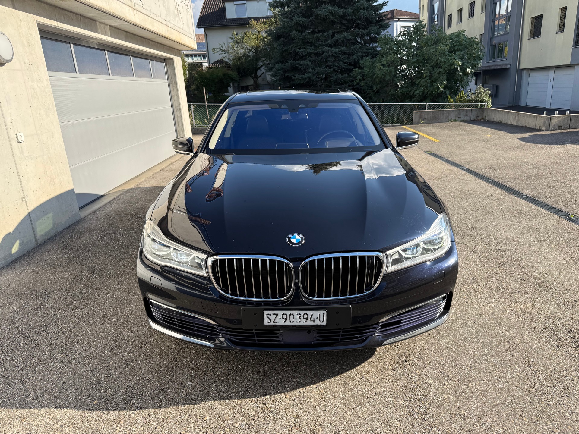 BMW 750i xDrive Individual-showroom-element-1
