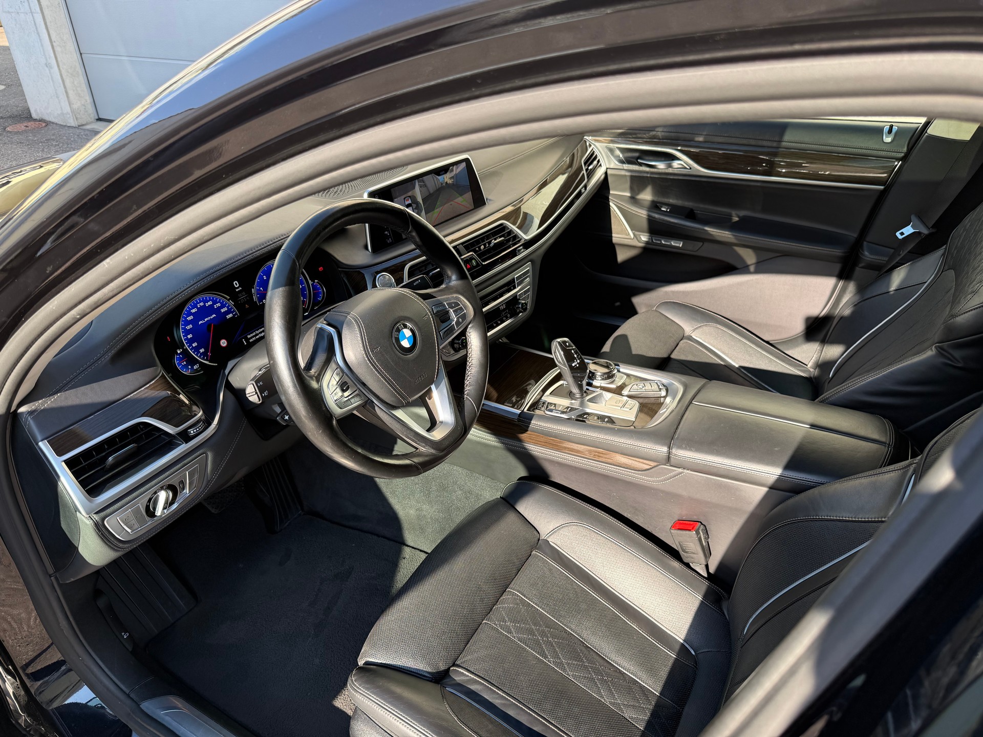 BMW 750i xDrive Individual-image-8