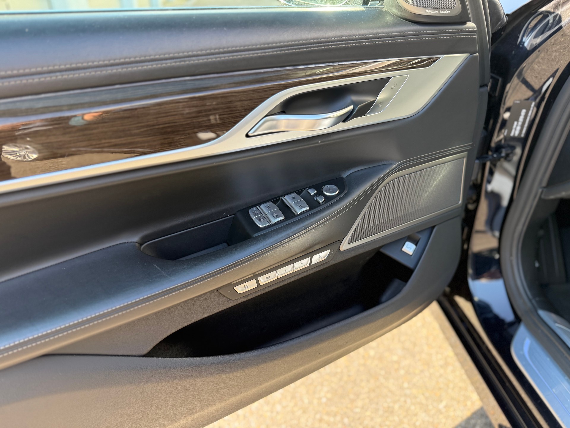BMW 750i xDrive Individual-image-21