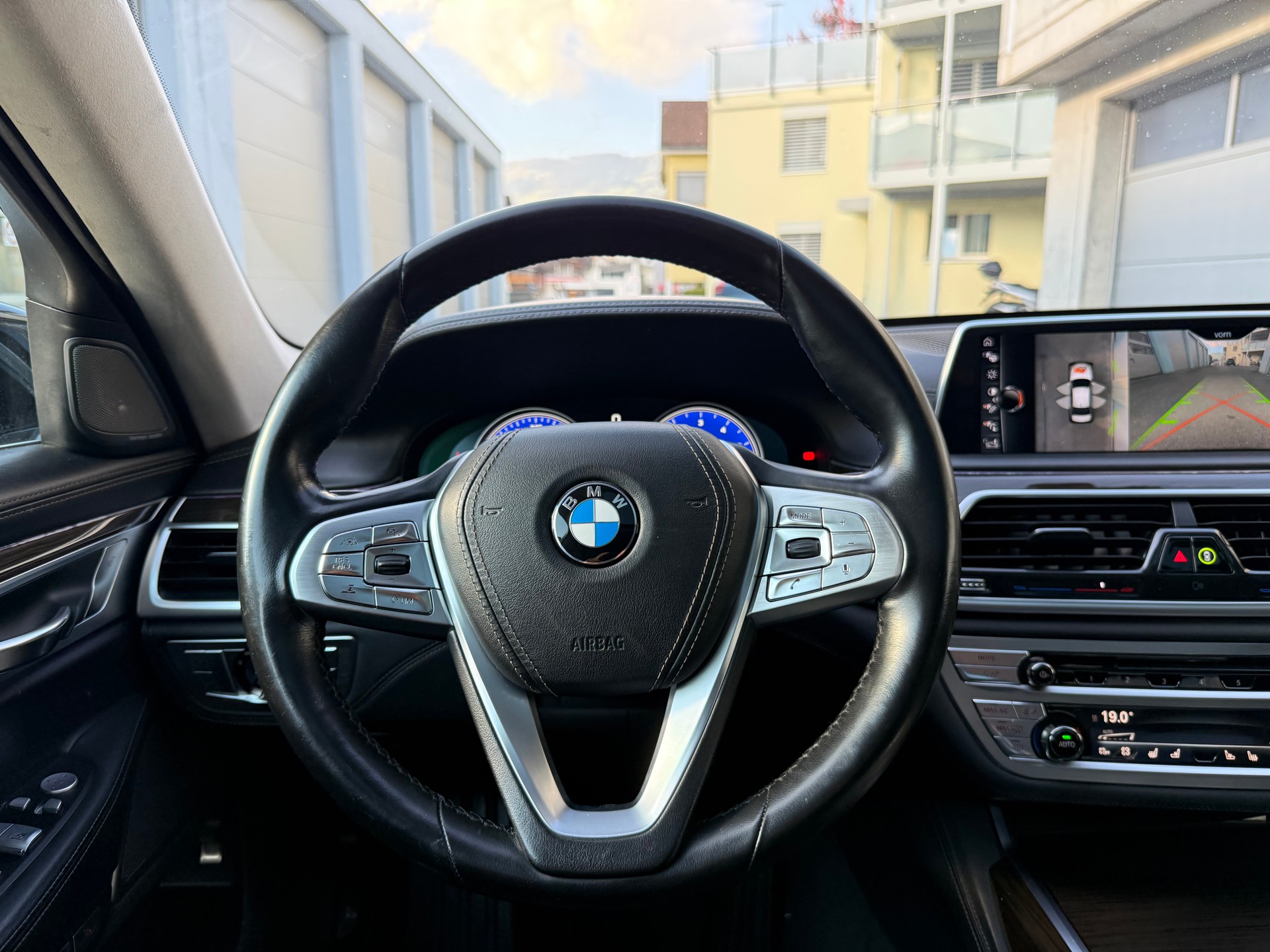 BMW 750i xDrive Individual-image-14