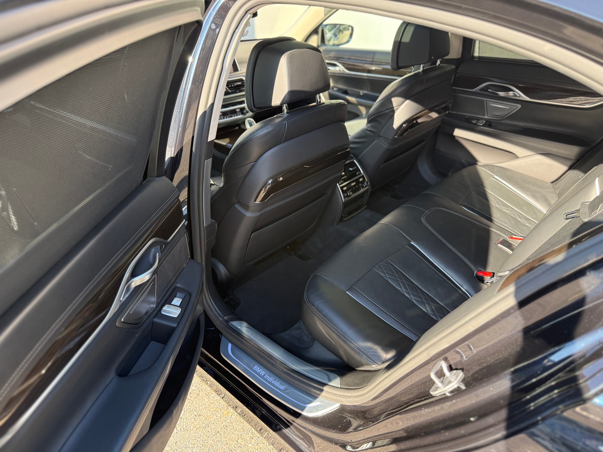 BMW 750i xDrive Individual-image-23