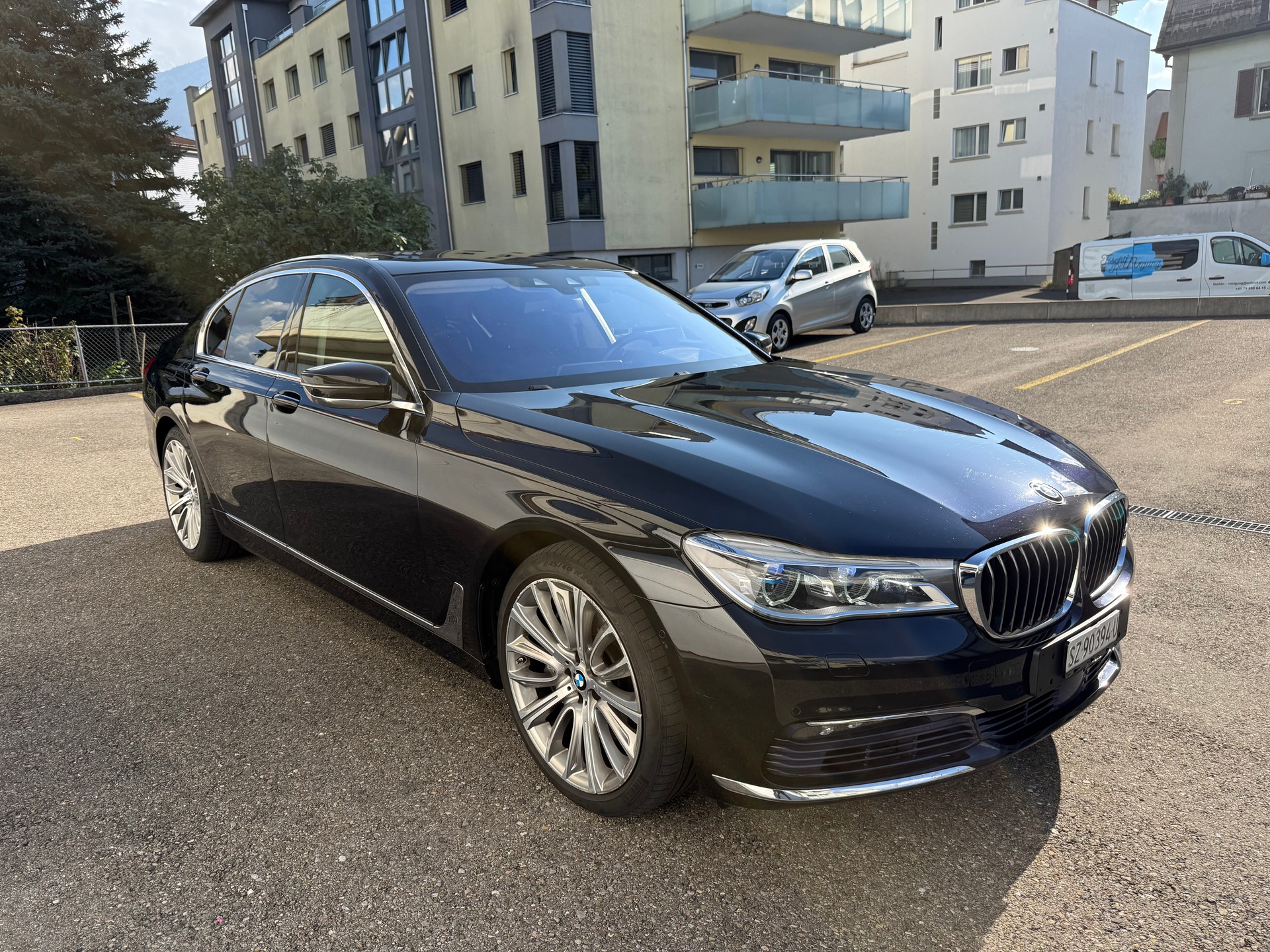 BMW 750i xDrive Individual-showroom-element-2