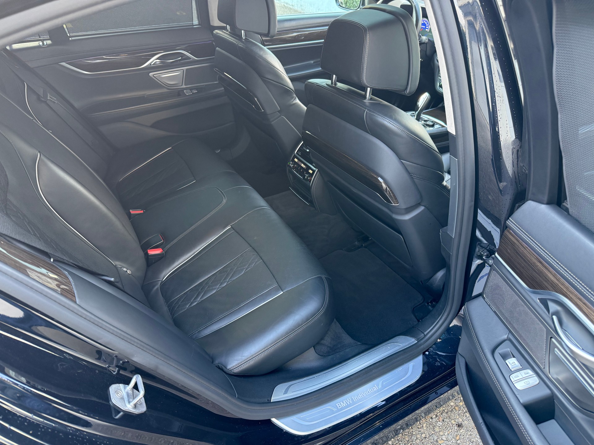 BMW 750i xDrive Individual-image-25
