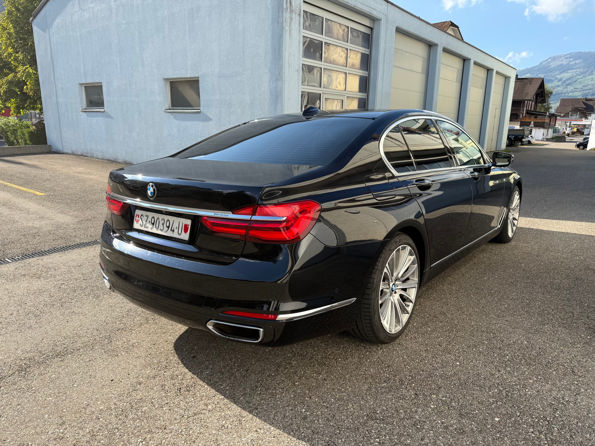 BMW 750i xDrive Individual-showroom-element-3