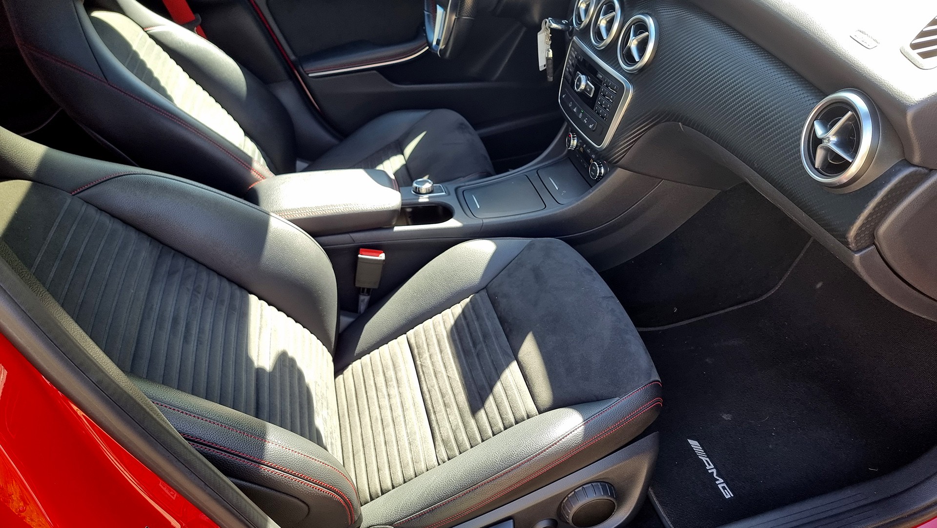 MERCEDES-BENZ A 250 AMG Line 4Matic 7G-DCT-image-5