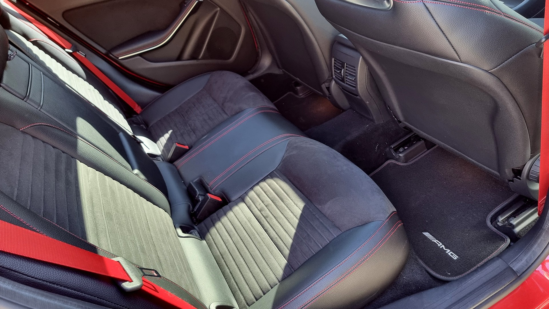 MERCEDES-BENZ A 250 AMG Line 4Matic 7G-DCT-image-4