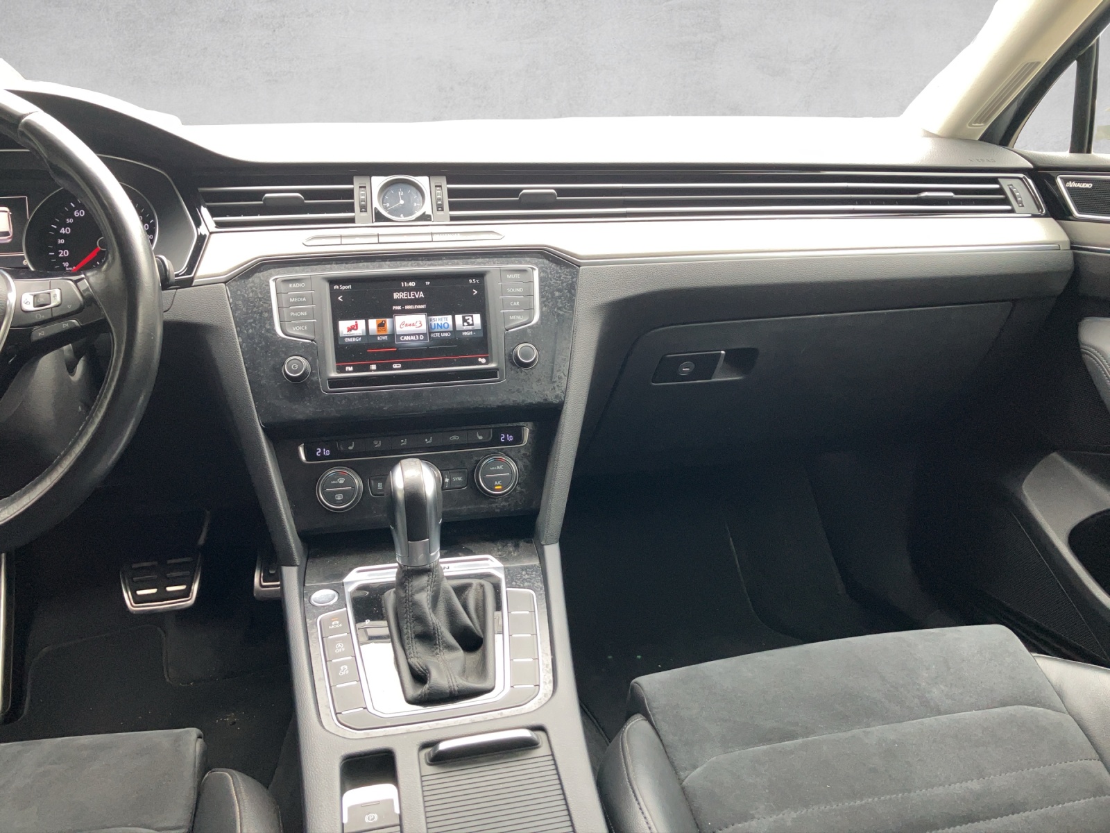 VW Passat Variant 2.0 TDI BMT Highline DSG 4Motion-image-5