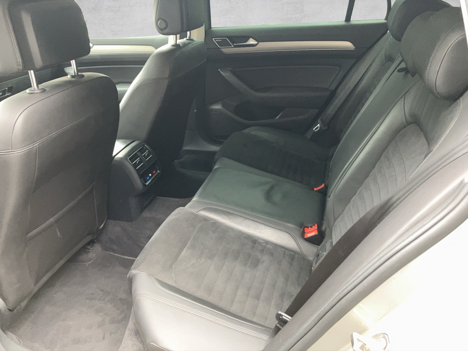 VW Passat Variant 2.0 TDI BMT Highline DSG 4Motion-image-7