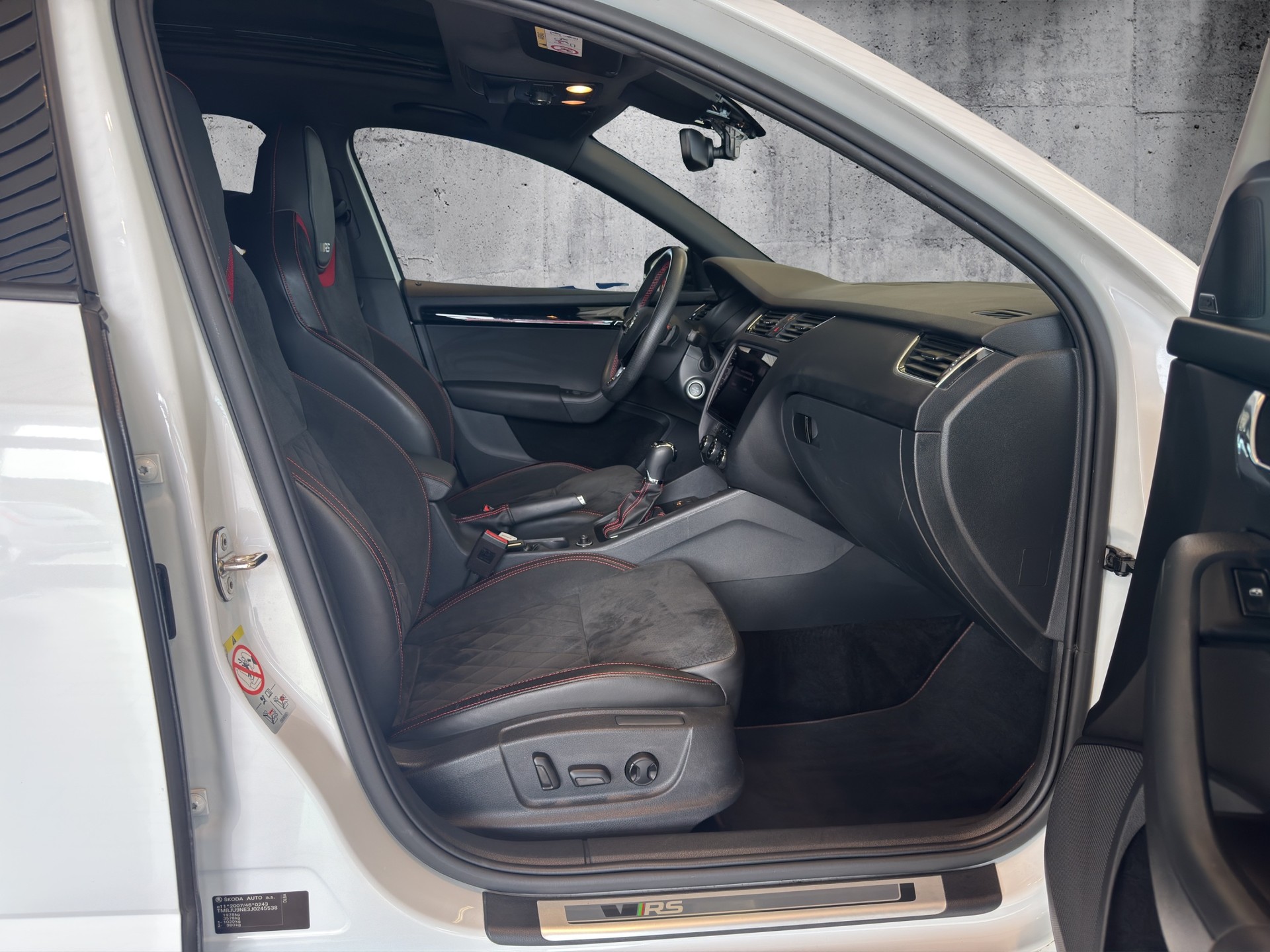 SKODA Octavia Combi 2.0 TSI RS 245 DSG-image-11