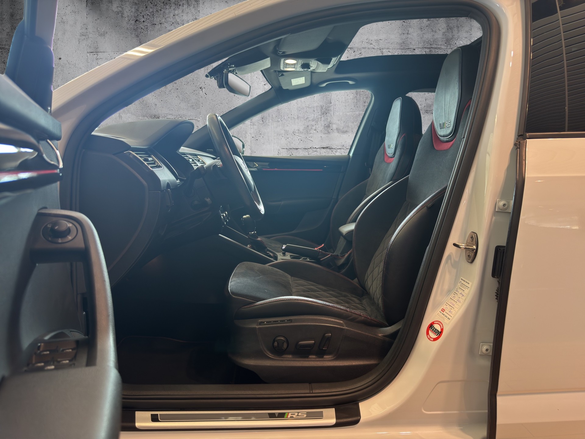 SKODA Octavia Combi 2.0 TSI RS 245 DSG-image-6