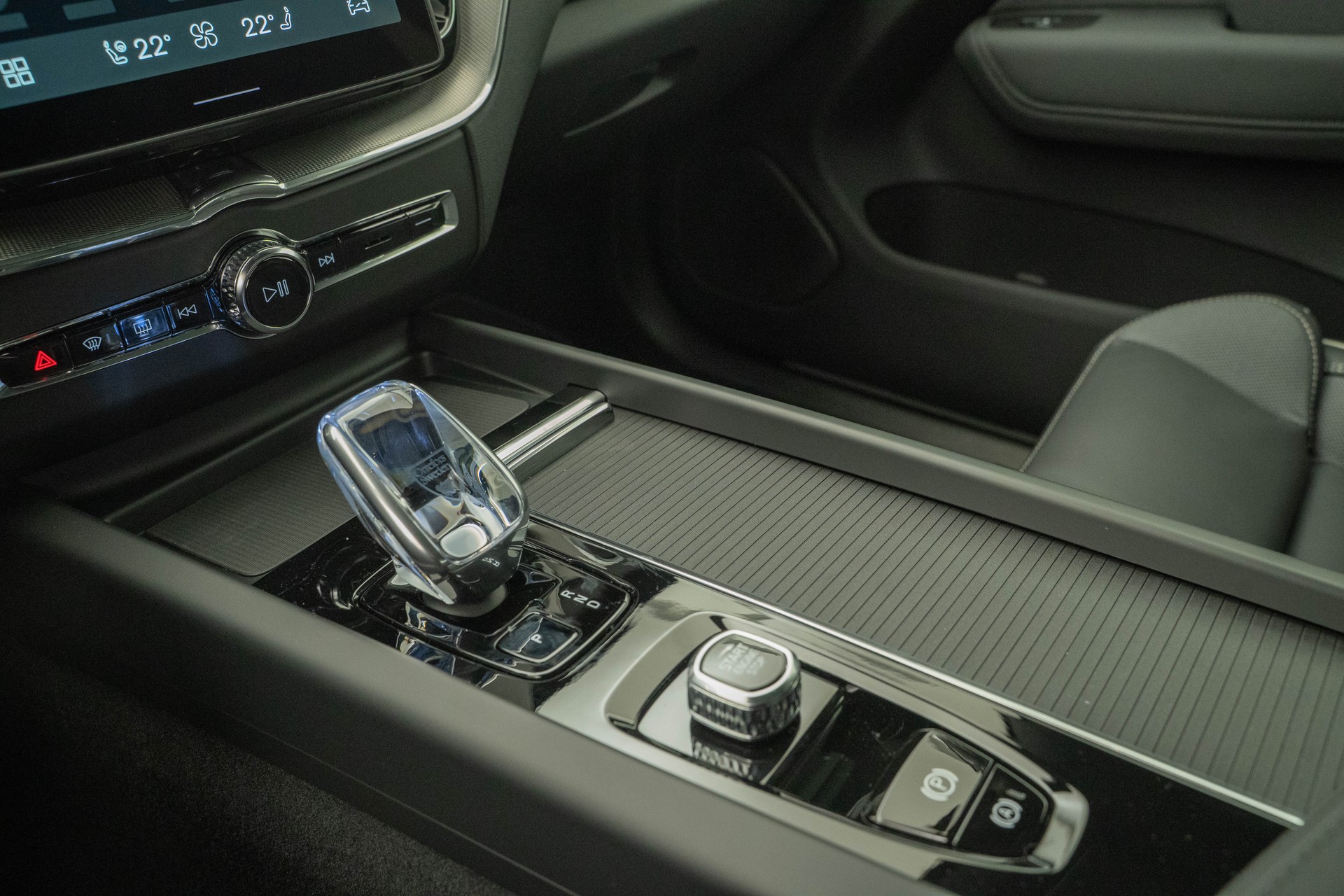 VOLVO XC60 2.0 T6 TE Black Edition eAWD-image-10