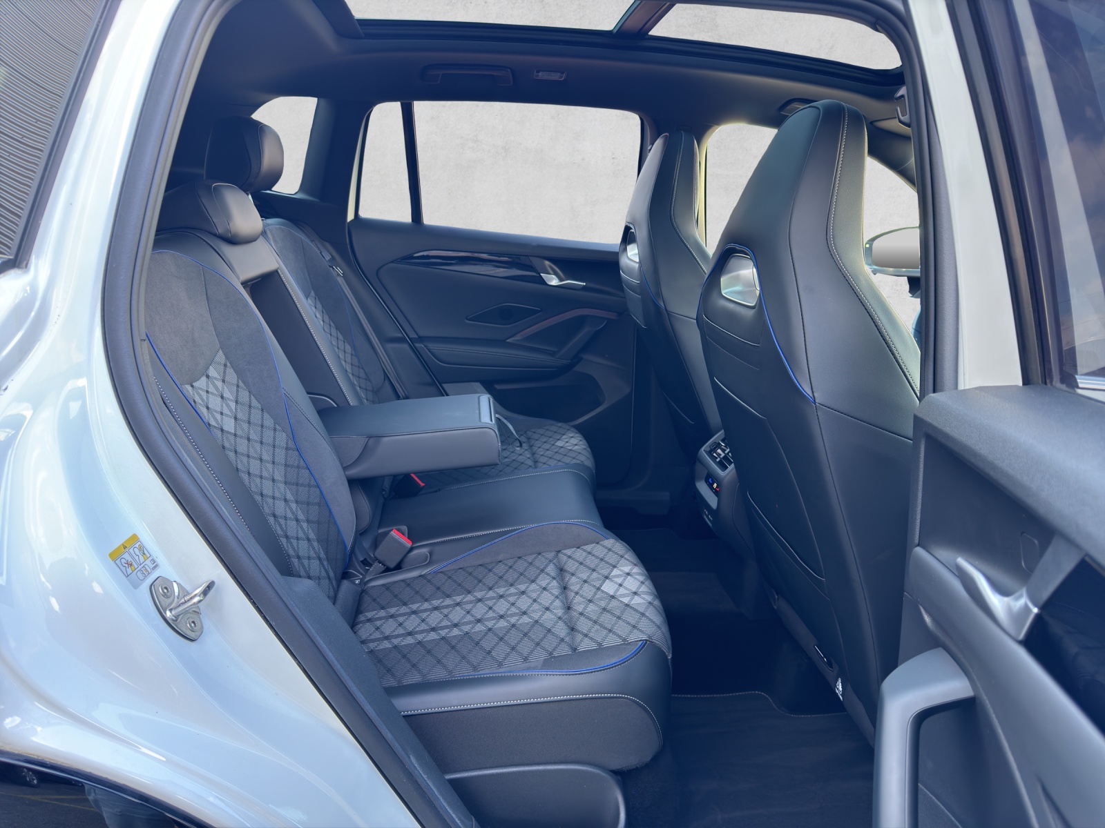 VW Tiguan 2.0 TSI DSG R-Line 4Motion-image-16