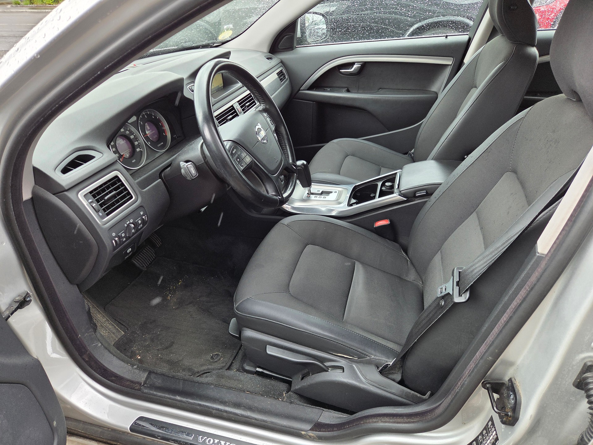 VOLVO V70 D3 Momentum Geartronic-image-9