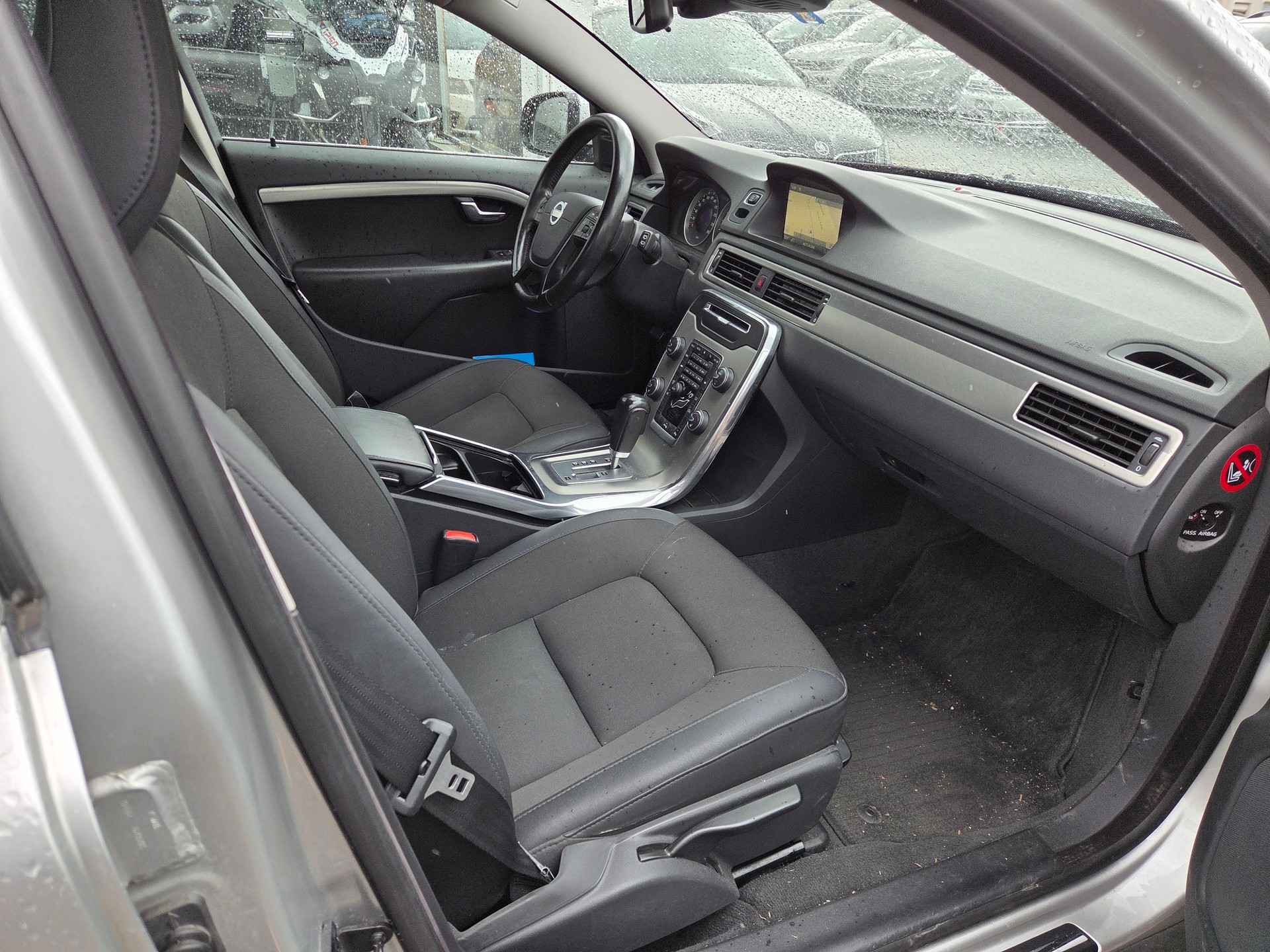 VOLVO V70 D3 Momentum Geartronic-image-10