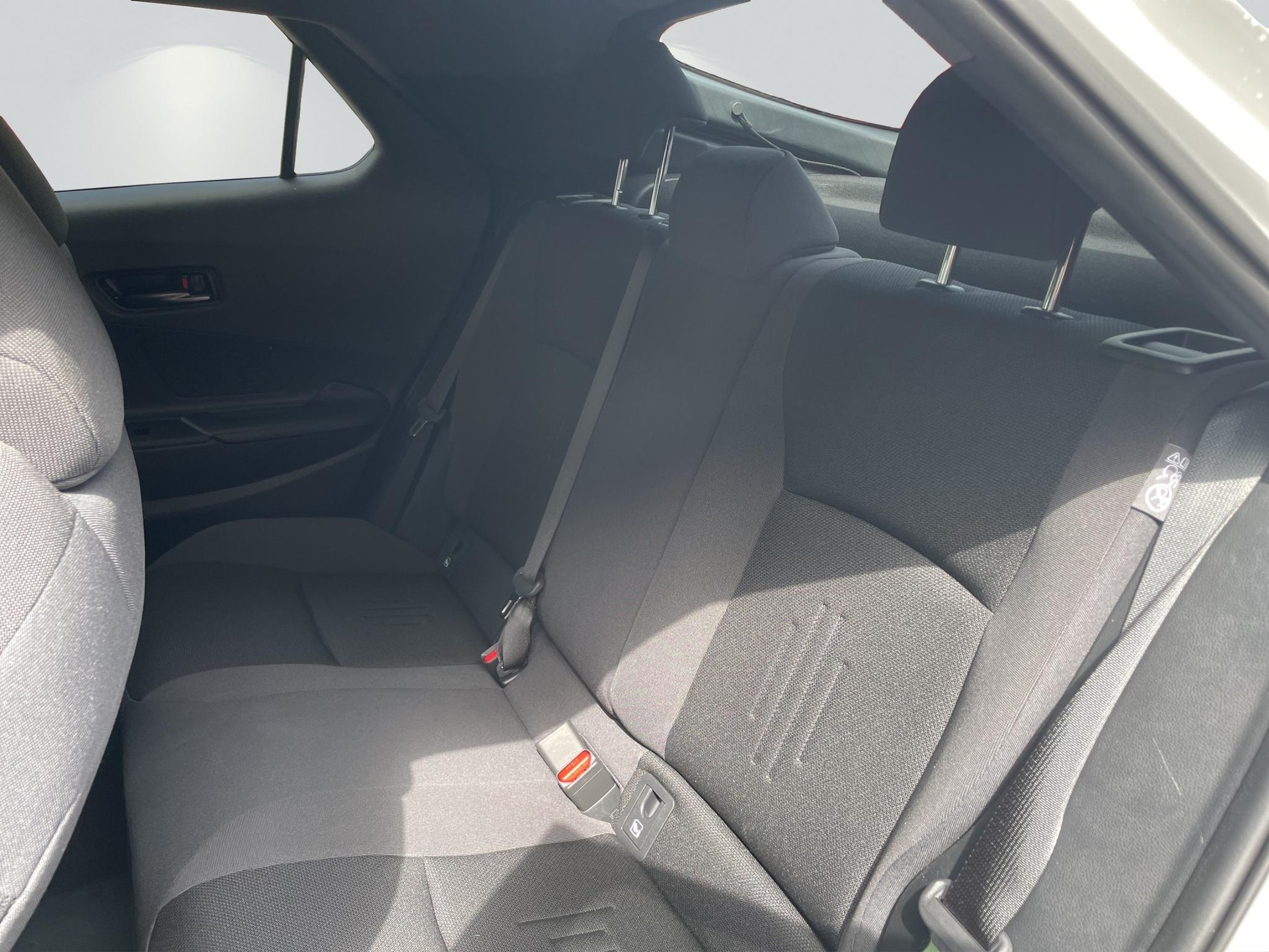 TOYOTA C-HR 2.0 PHEV Swiss Edition-image-12