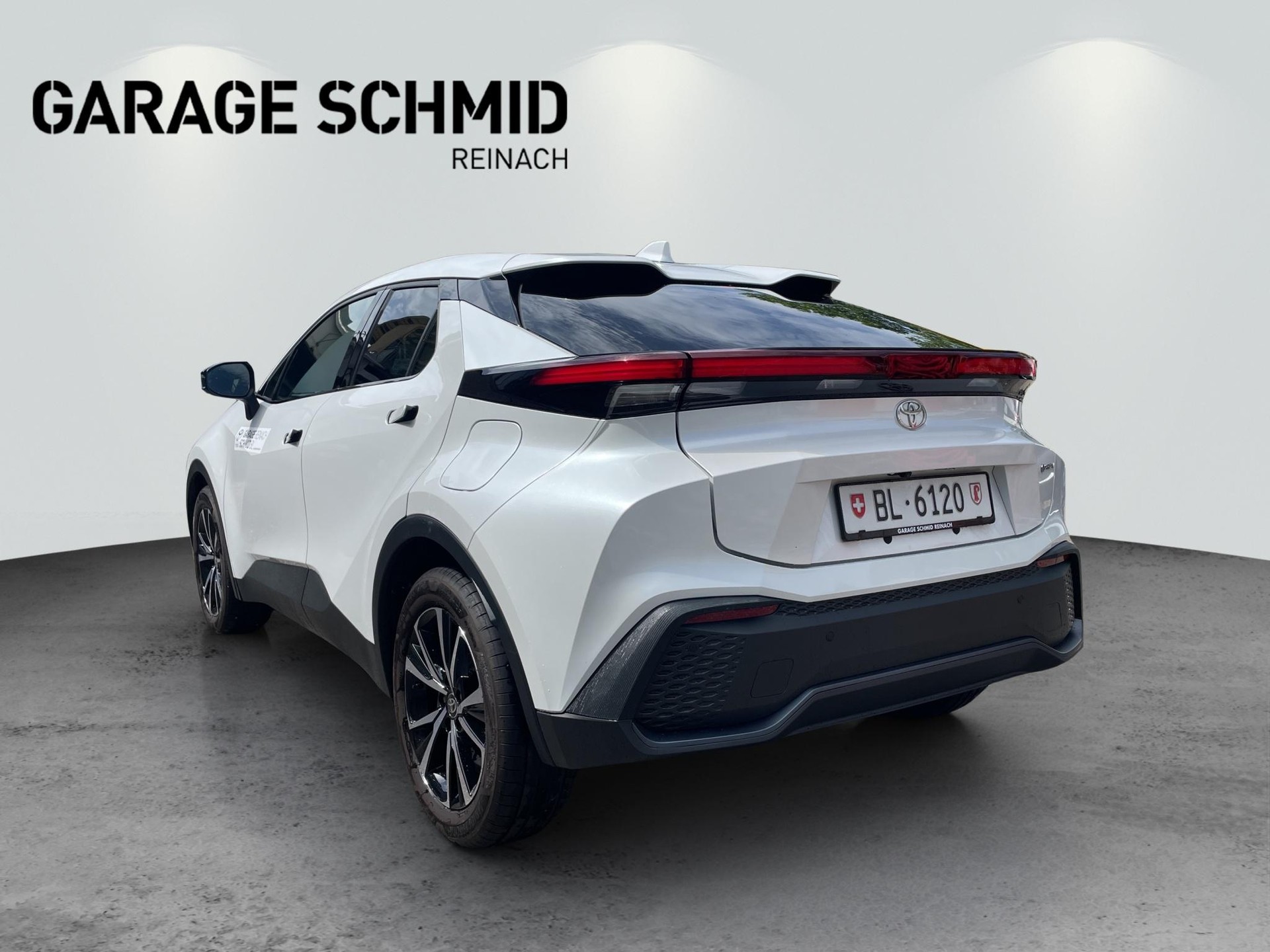TOYOTA C-HR 2.0 PHEV Swiss Edition-image-4