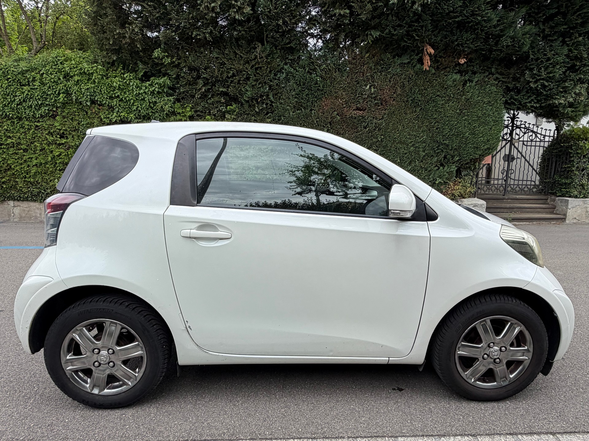 TOYOTA iQ 1.0 VVT-i Multidrive-image-1