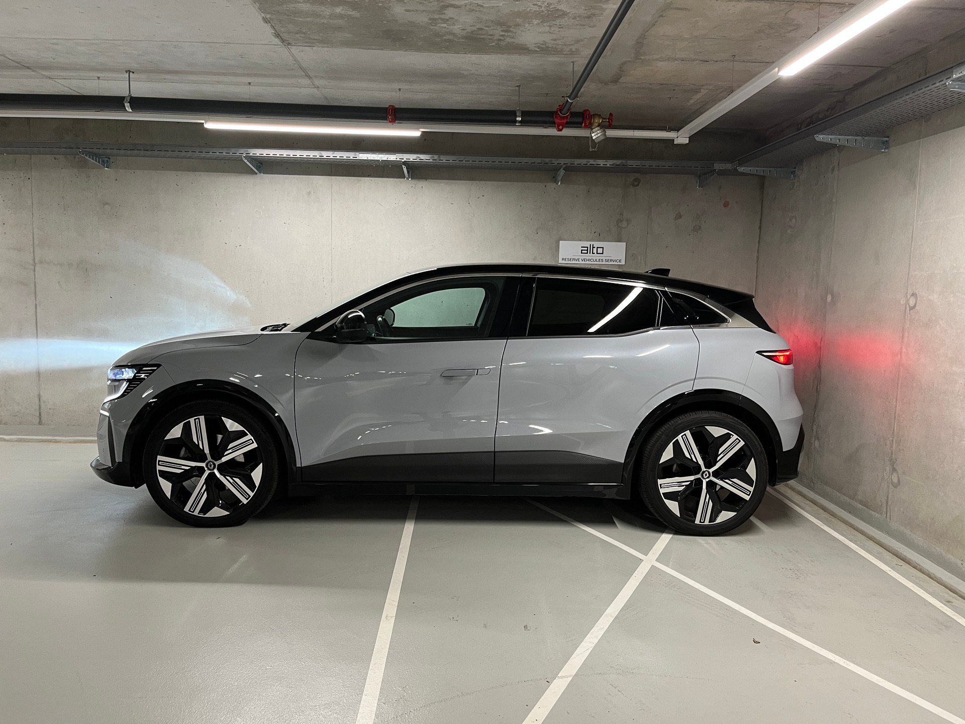 RENAULT Mégane E-TECH EV60 Iconic-showroom-element-1