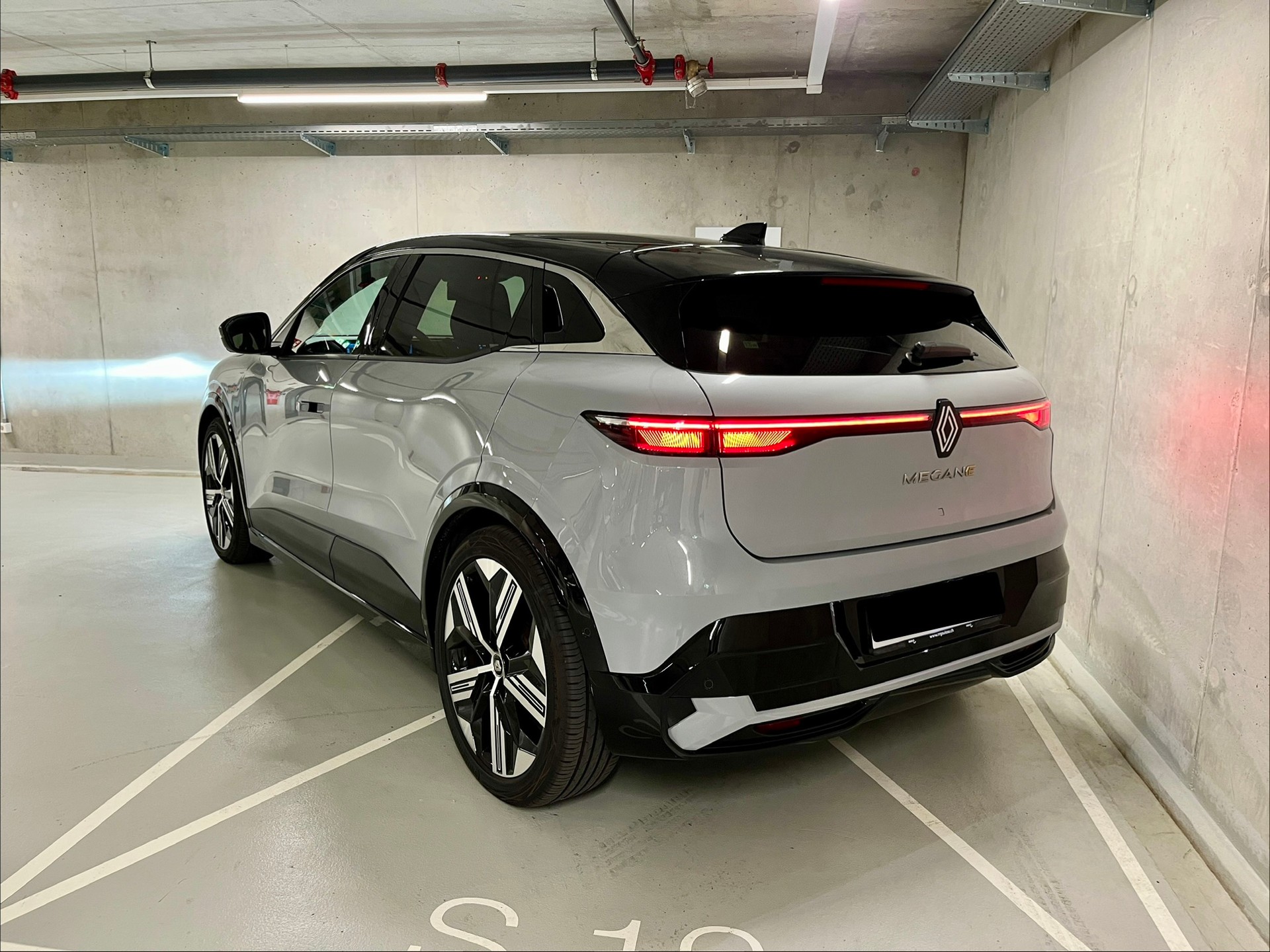 RENAULT Mégane E-TECH EV60 Iconic-showroom-element-2