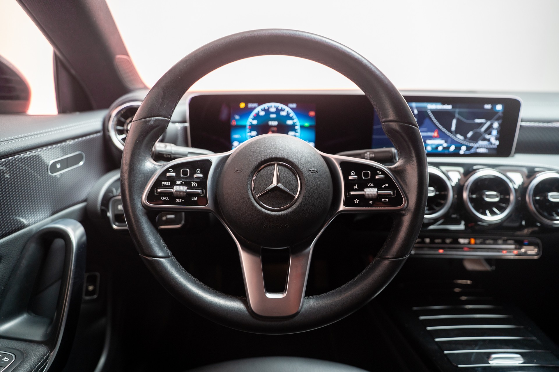 MERCEDES-BENZ CLA 180 Progressive / CH-Fahrzeug / Leder-Sitze / Rückfahrkamera-image-18