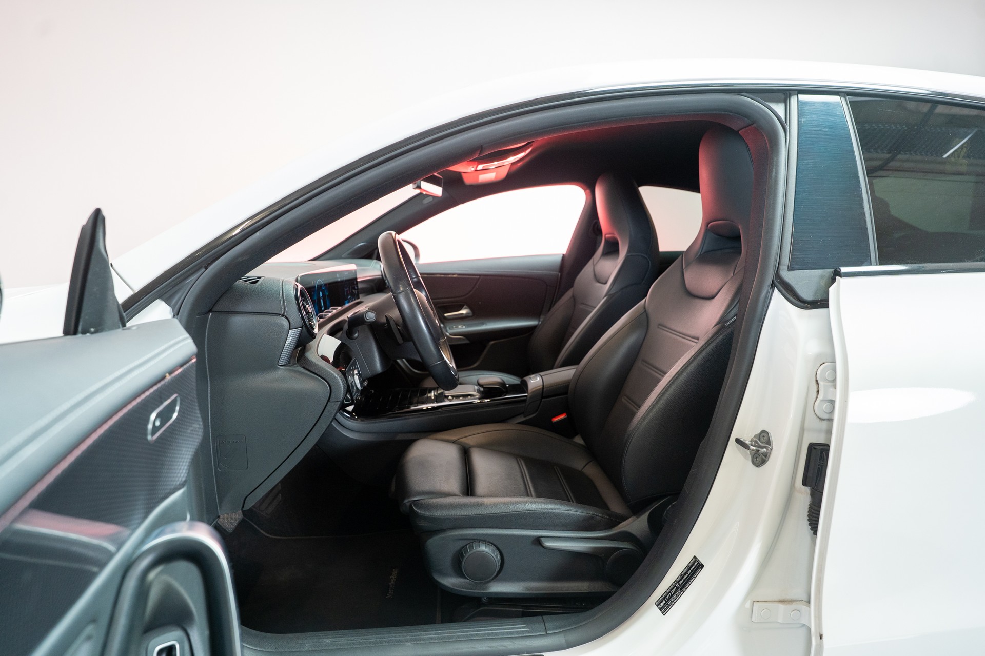 MERCEDES-BENZ CLA 180 Progressive / CH-Fahrzeug / Leder-Sitze / Rückfahrkamera-image-8