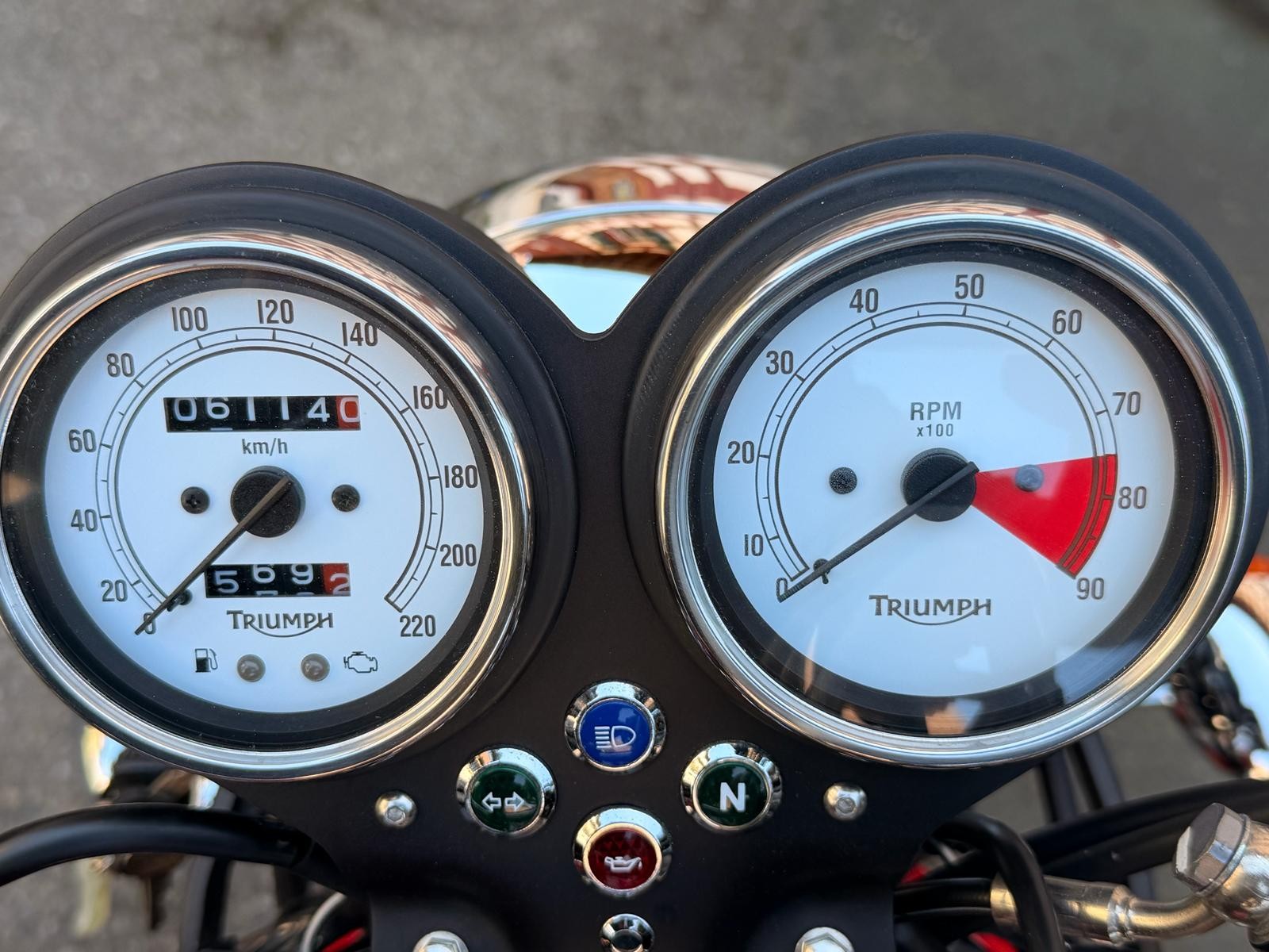 TRIUMPH Thruxton 900 i-image-2
