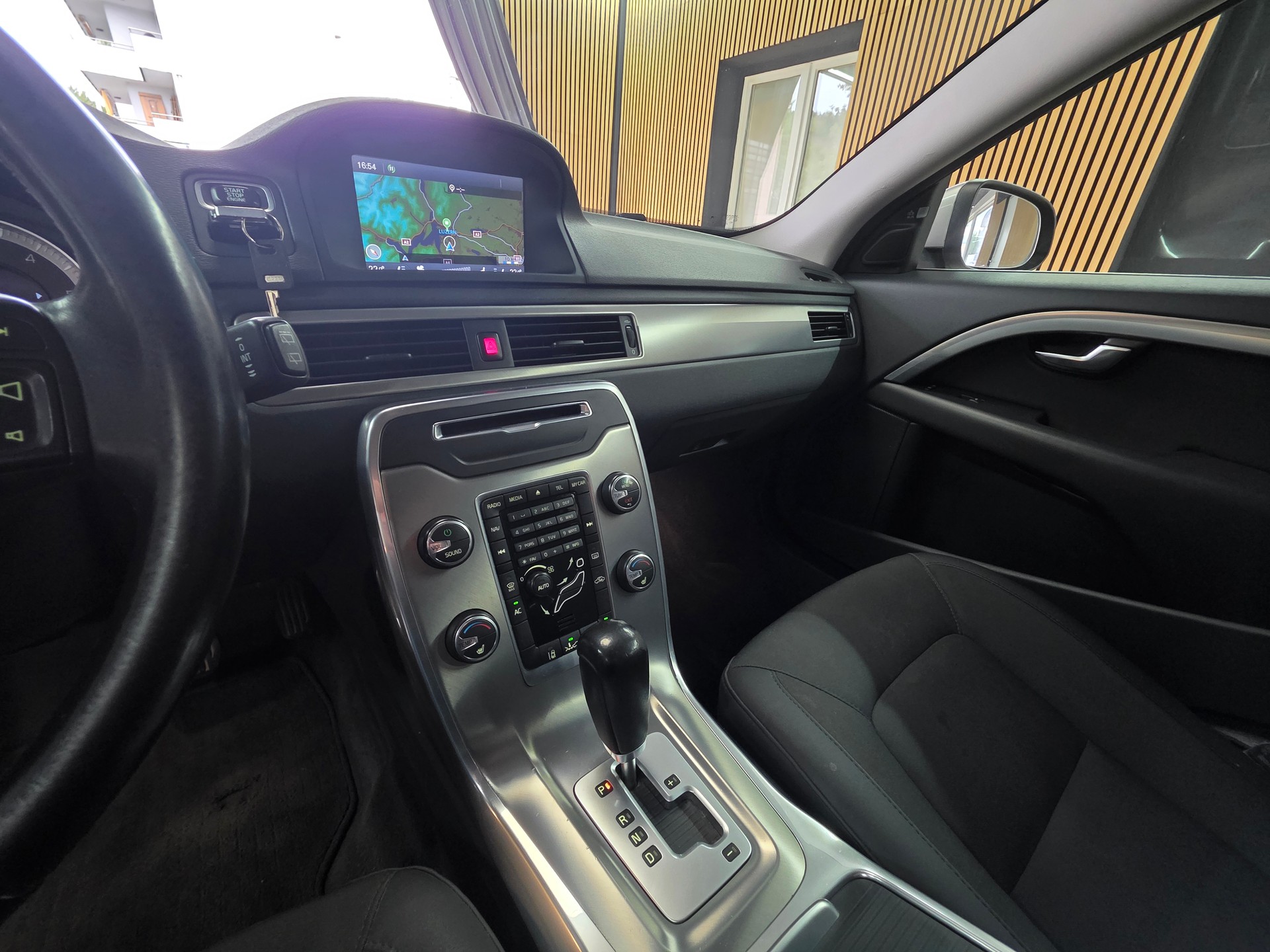 VOLVO V70 D5 AWD Momentum Geartronic-image-12