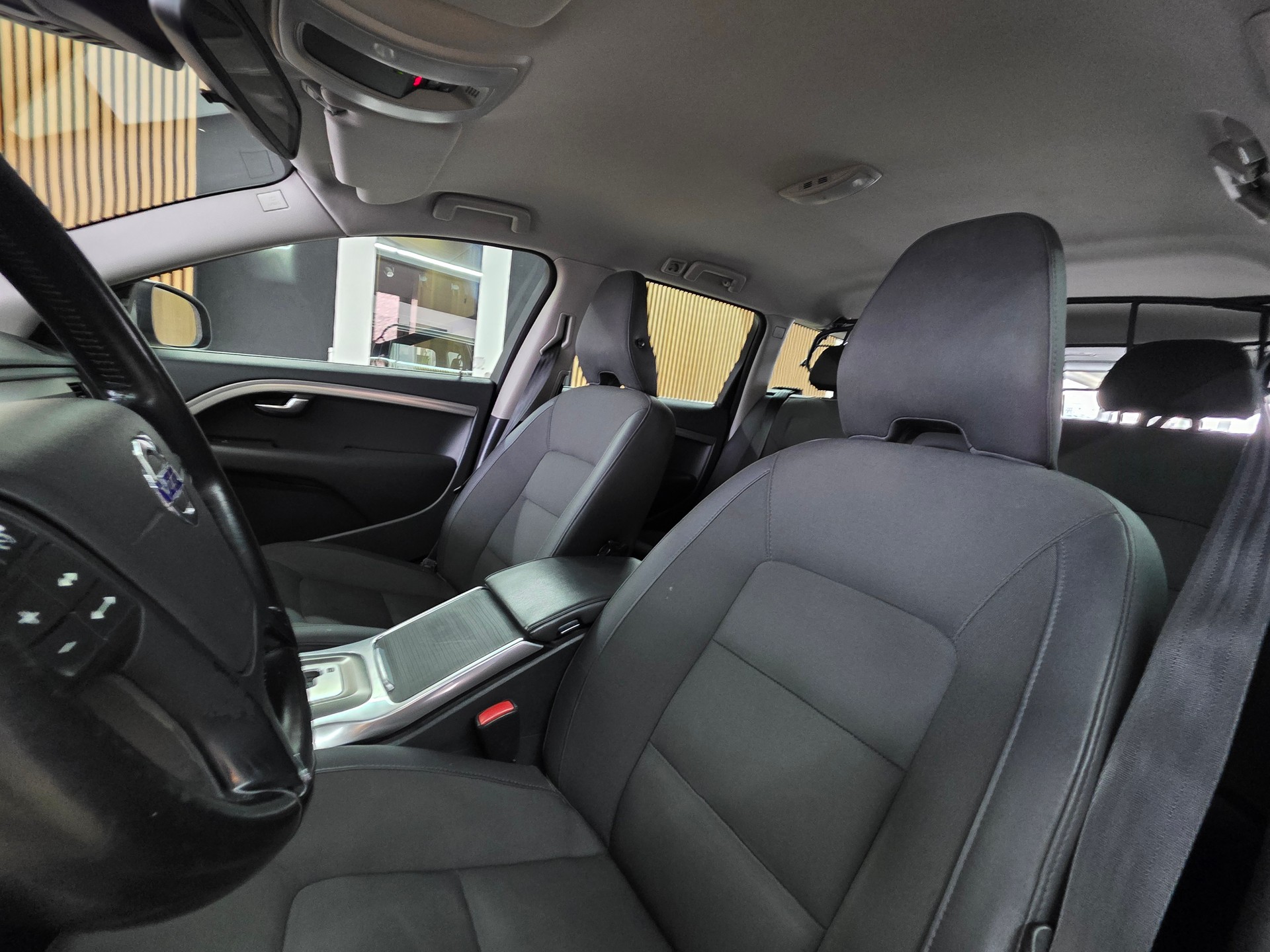 VOLVO V70 D5 AWD Momentum Geartronic-image-9