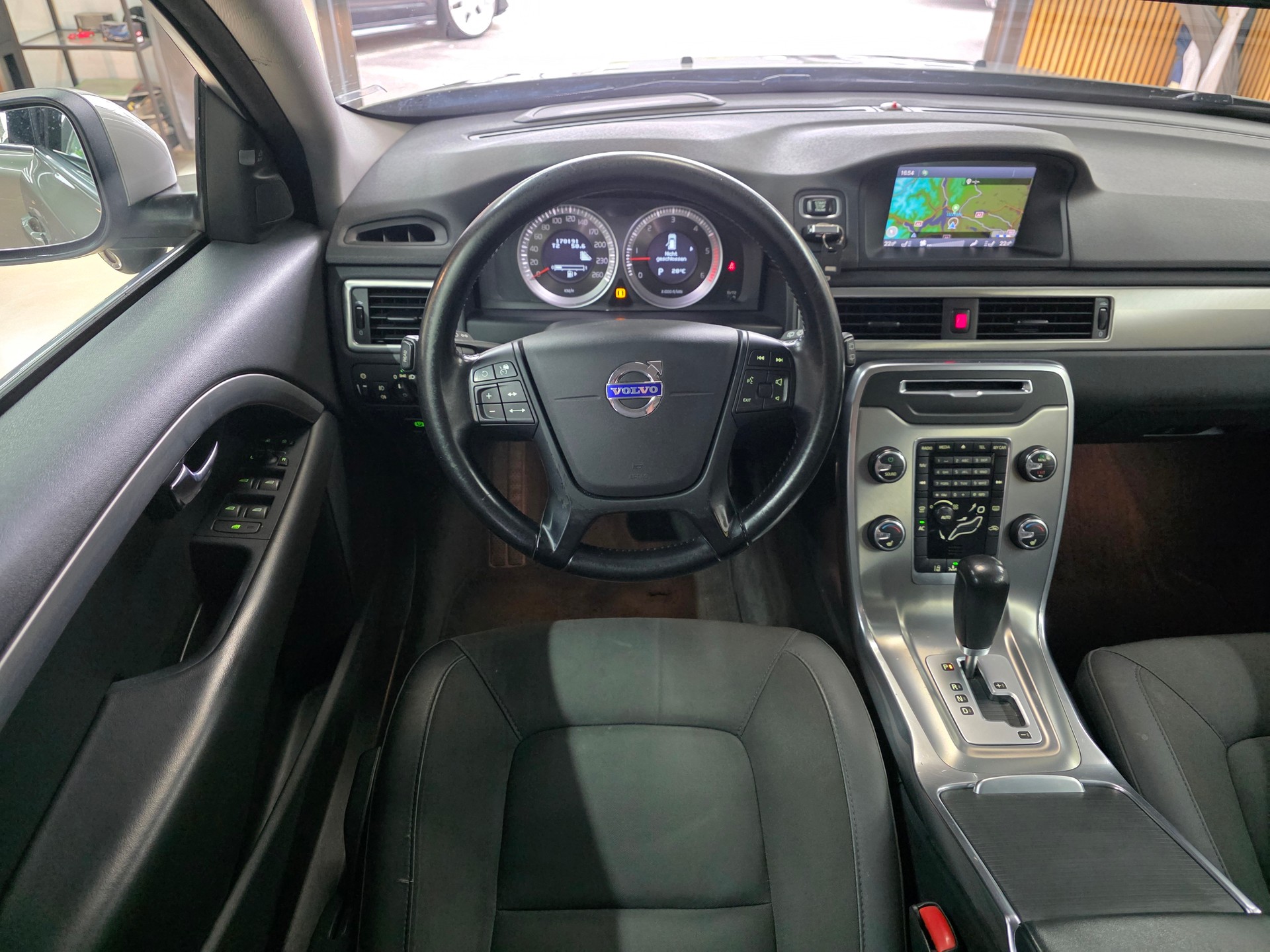 VOLVO V70 D5 AWD Momentum Geartronic-image-10