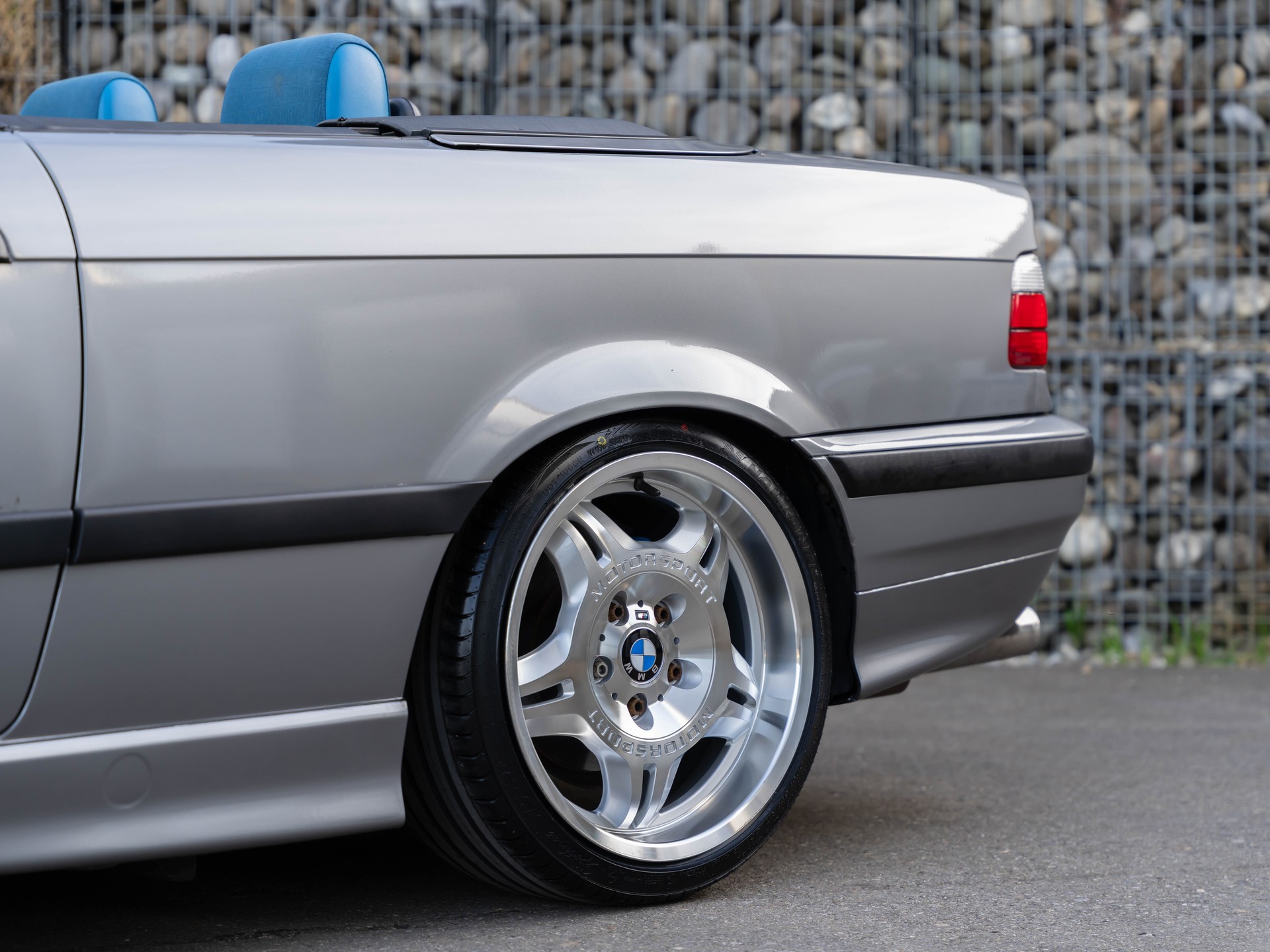 BMW 318i Cabrio INDIVIDUAL M-Paket-showroom-element-2