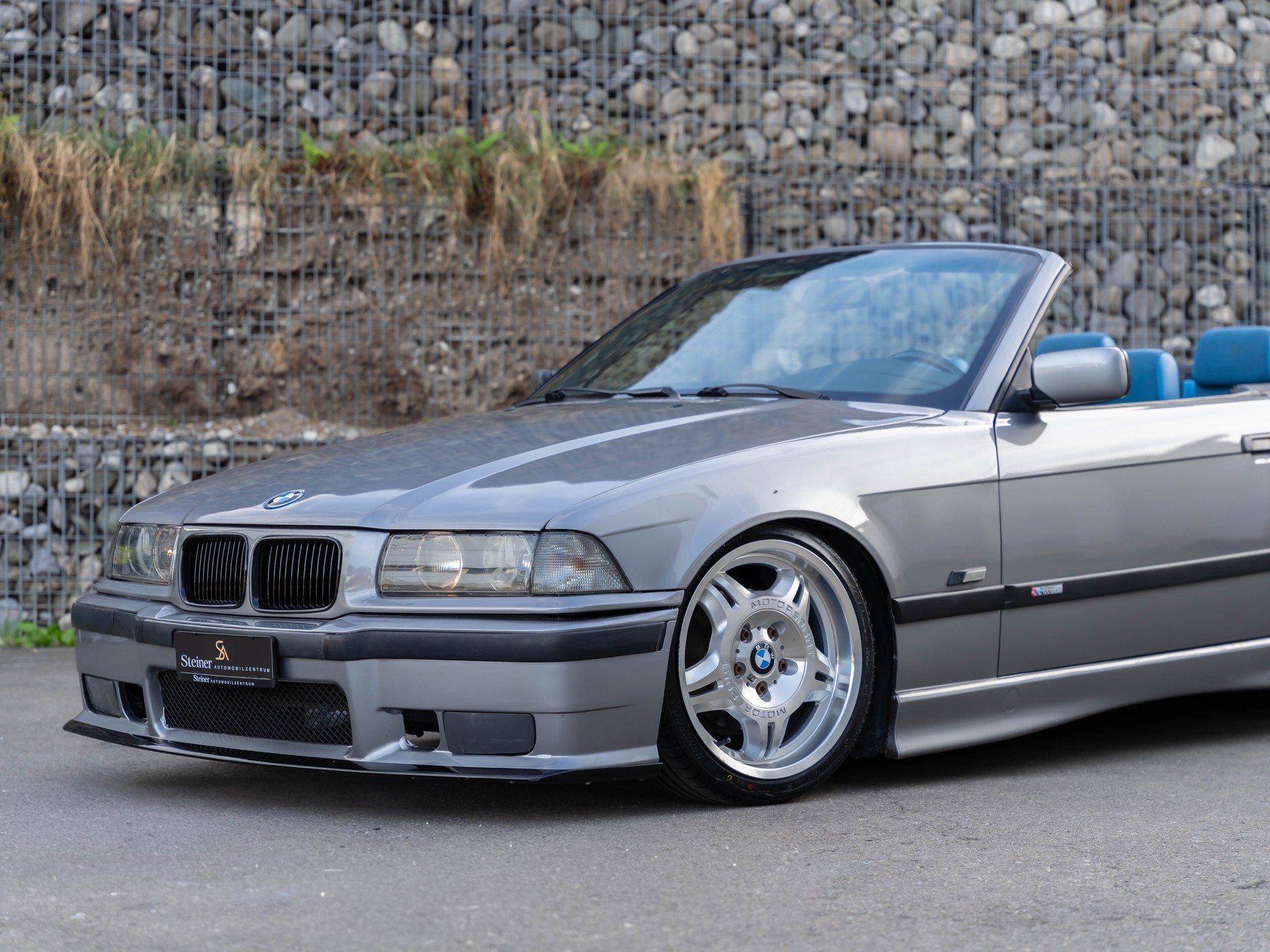 BMW 318i Cabrio INDIVIDUAL M-Paket-showroom-element-1