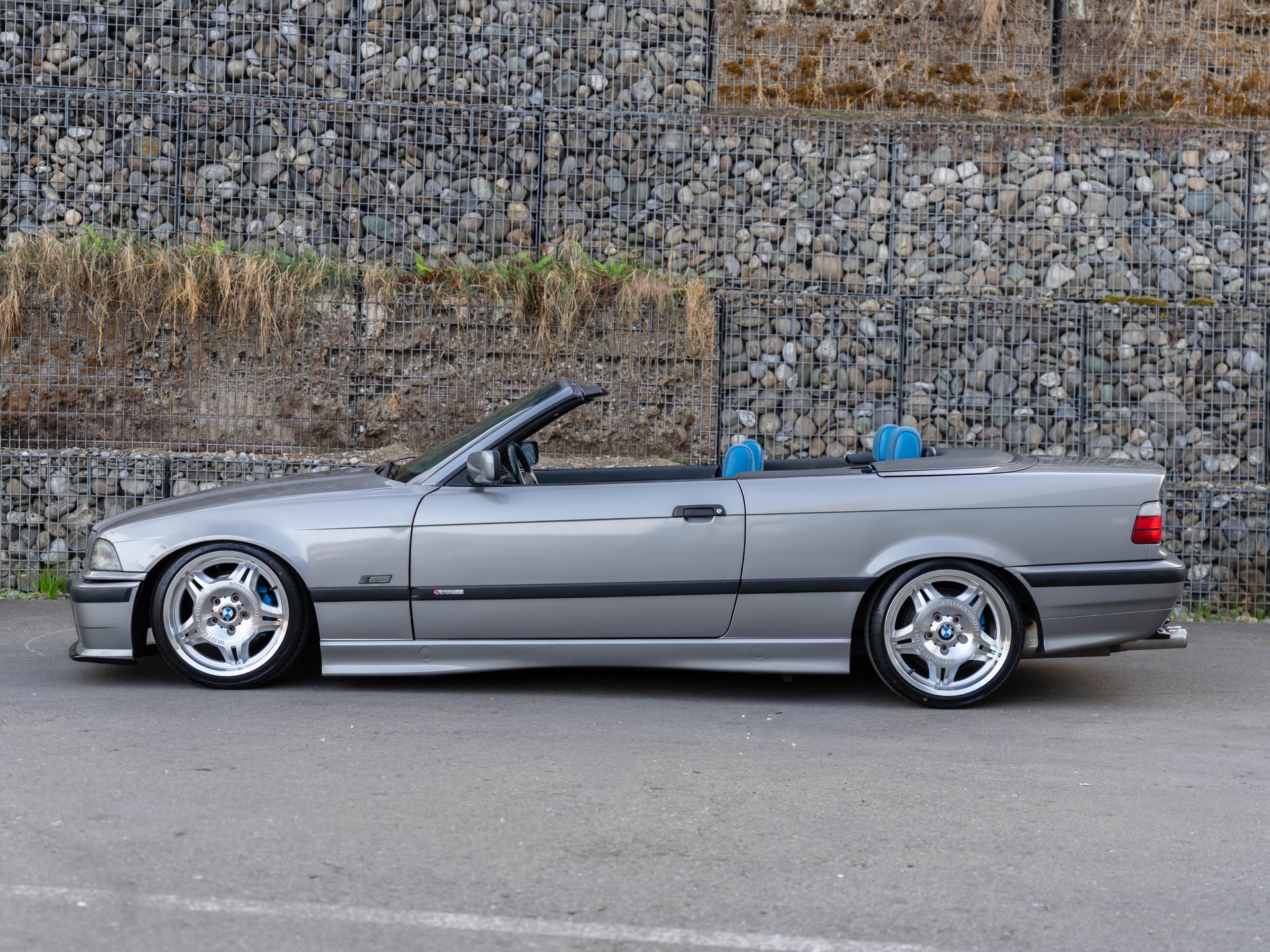 BMW 318i Cabrio INDIVIDUAL M-Paket-showroom-element-3