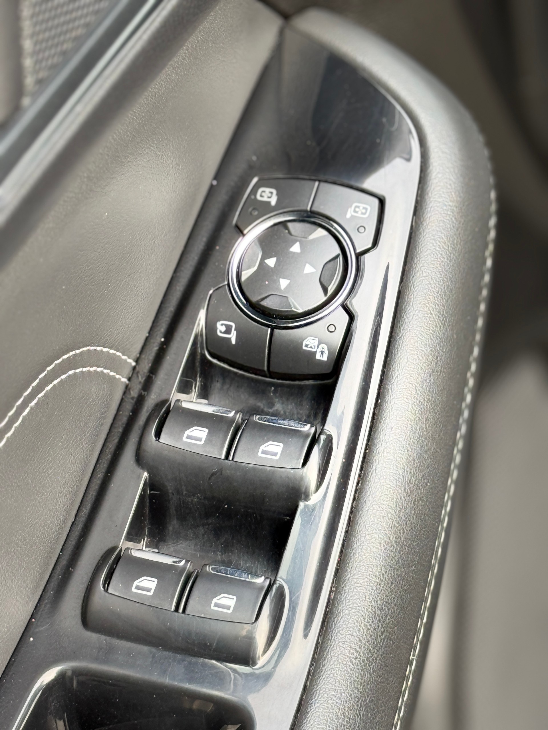FORD S-Max 2.0 TDCi Trend AWD PoweShift * 7 Plätzer *-image-19